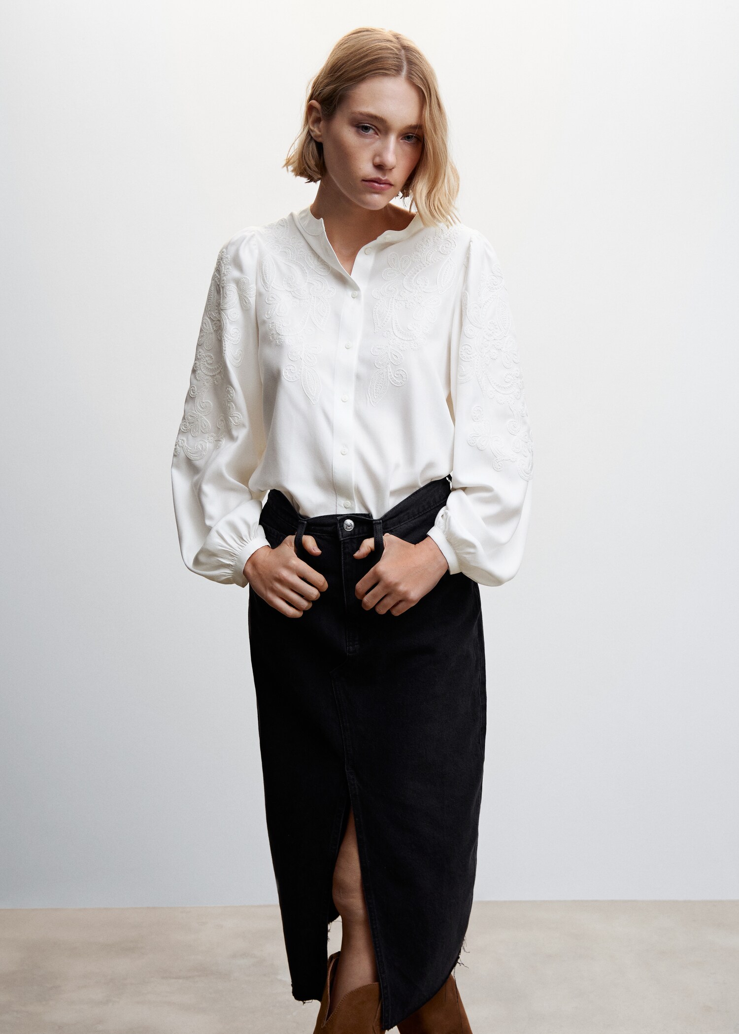 Bluse mit floraler Stickerei - Mittlere Ansicht