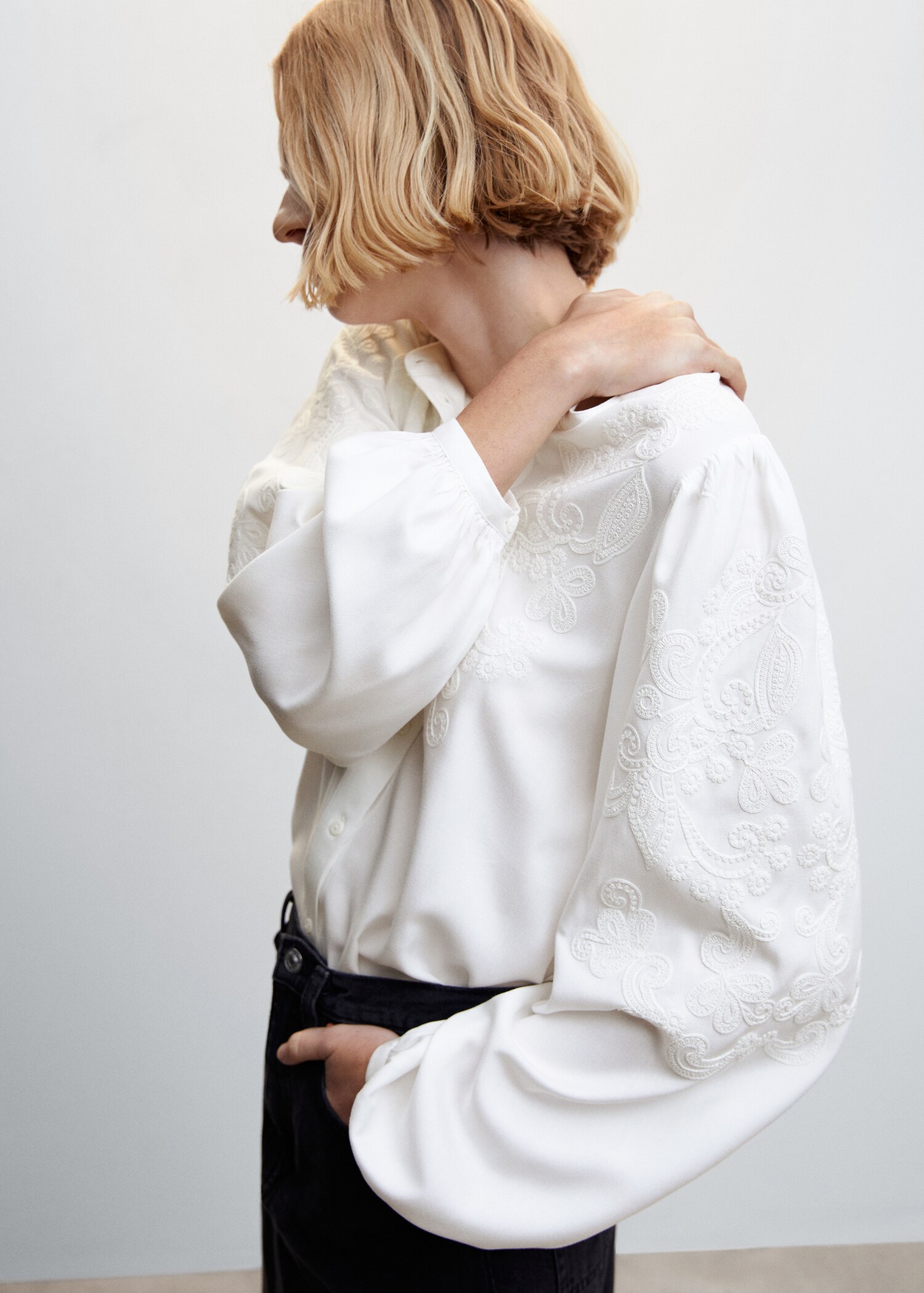 Bluse mit floraler Stickerei - Detail des Artikels 1