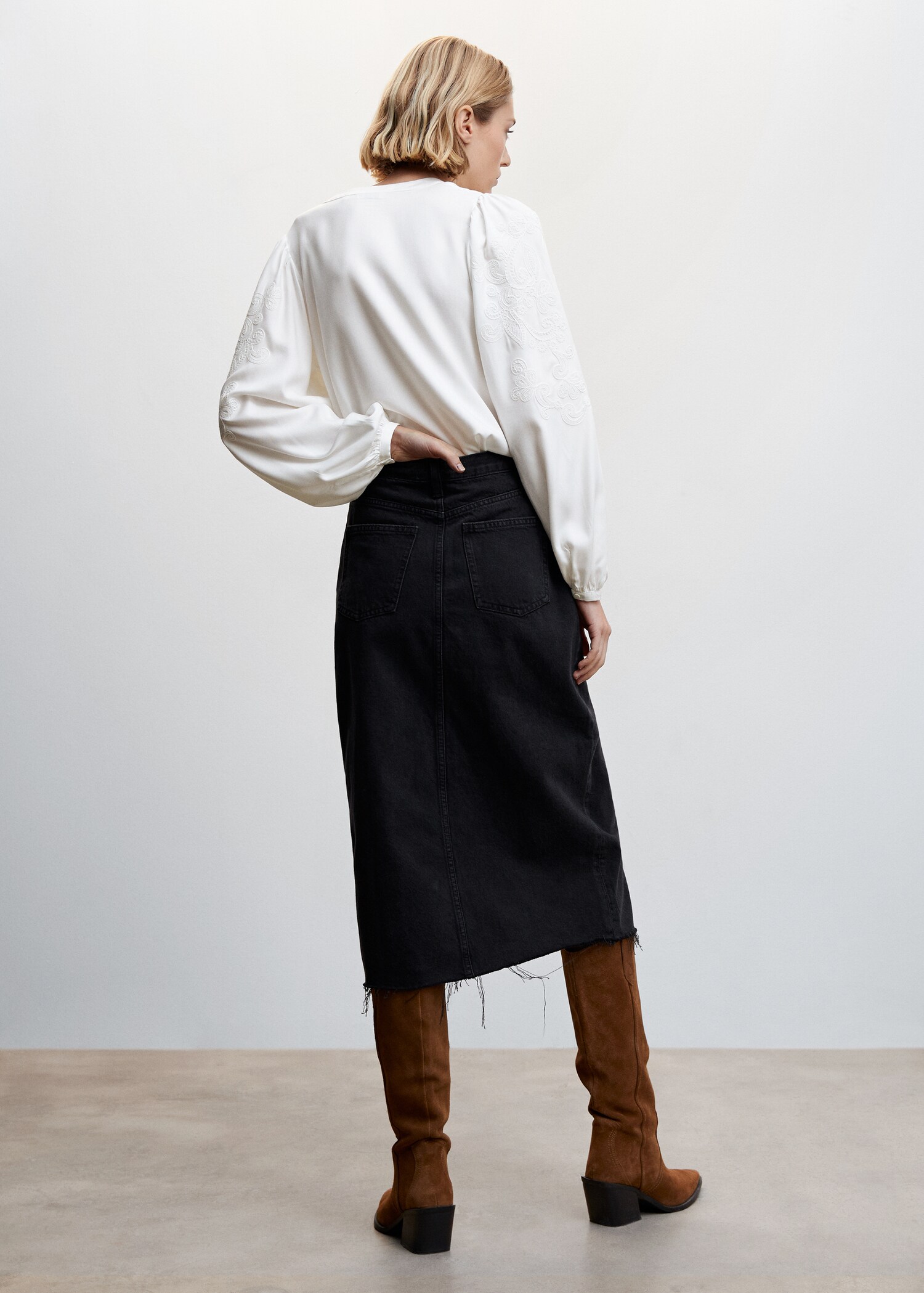 Bluse mit floraler Stickerei - Rückseite des Artikels