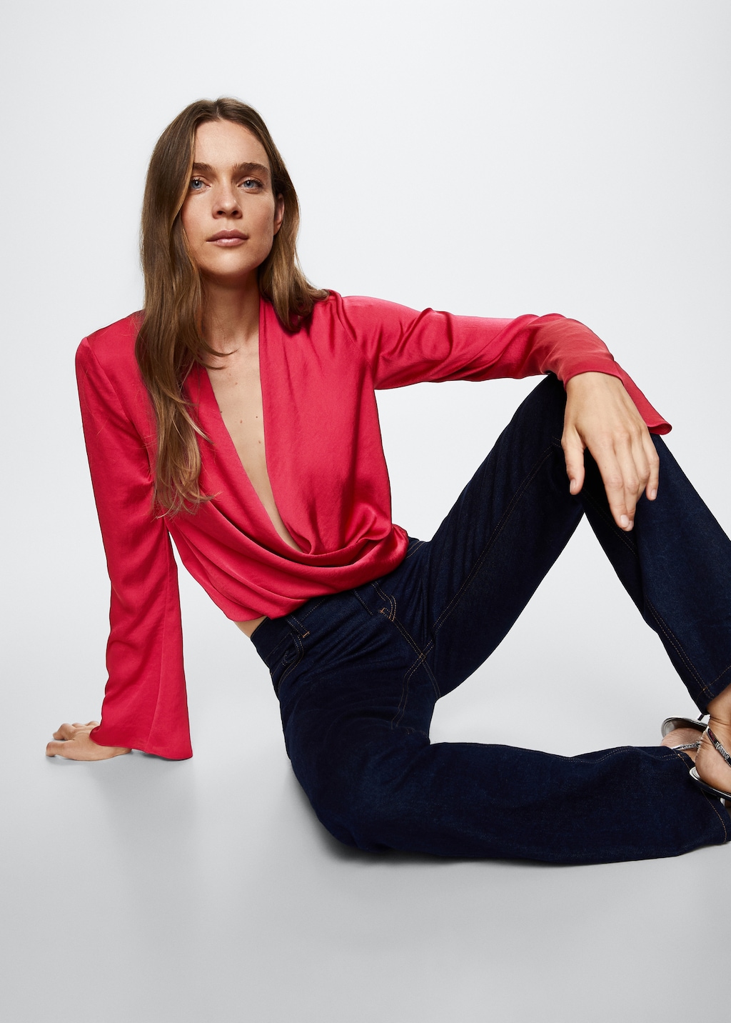 Blusa satinada cuello cruzado