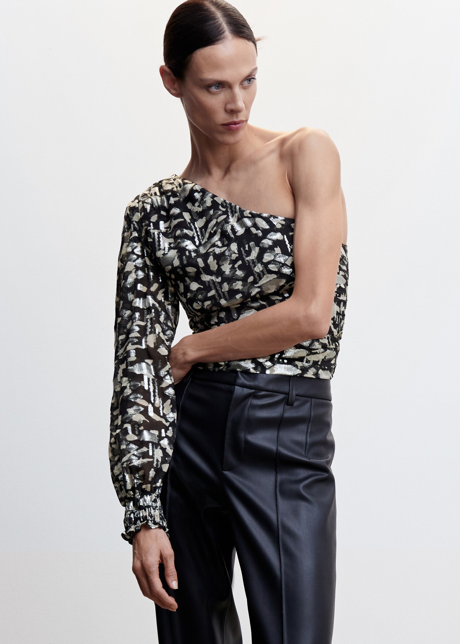 Blusa asimetrica detalle brillo - Plano medio