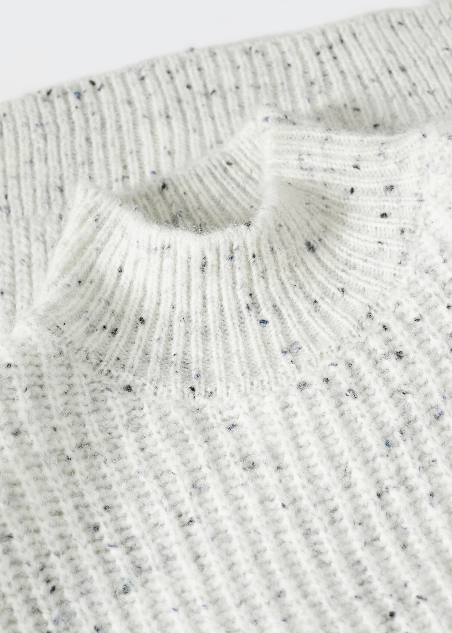 Gerippter Pullover mit halbhohem Kragen - Detail des Artikels 8
