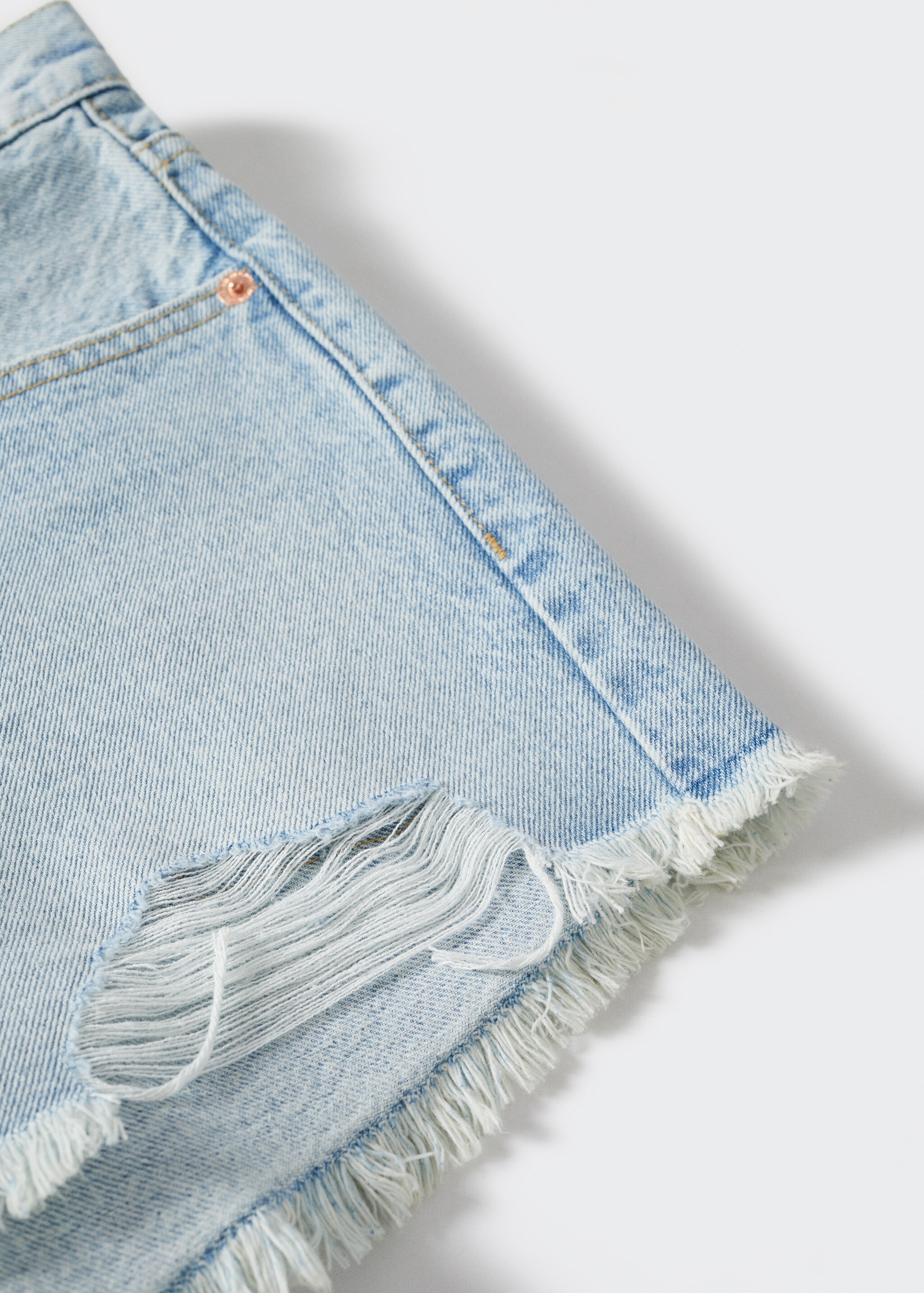 Mini shorts with frayed hem - Details of the article 8