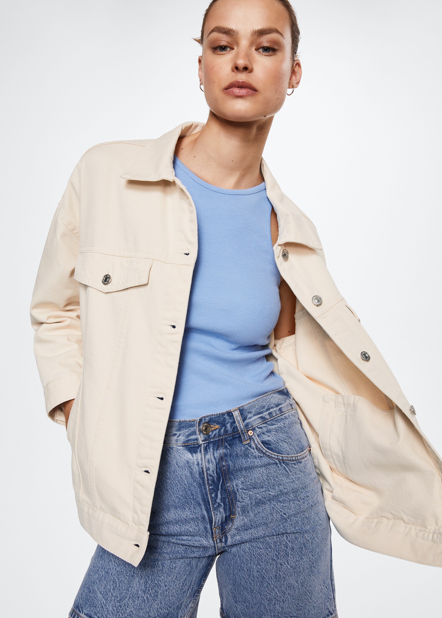 Cazadora vaquera oversize - Plano medio