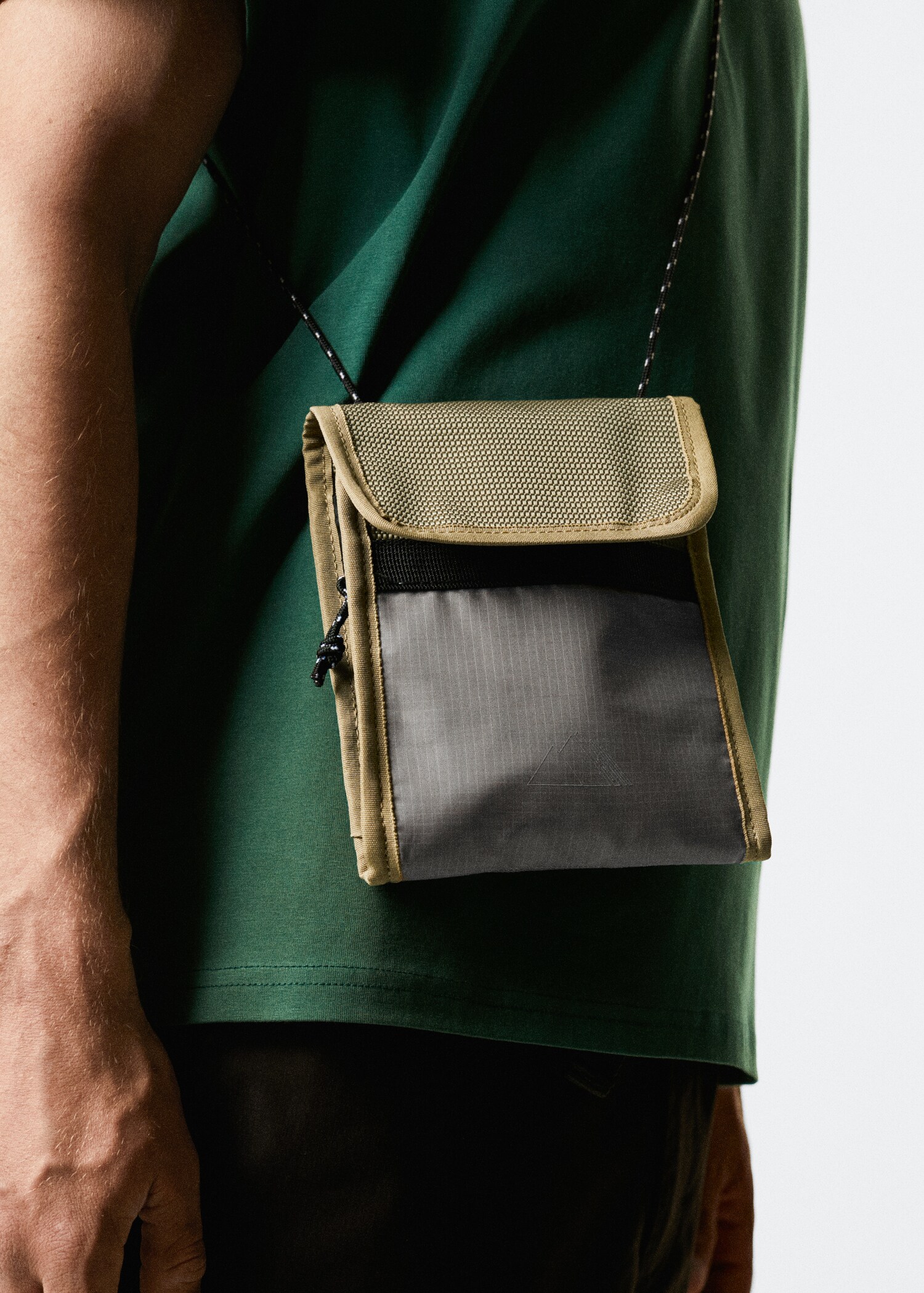 Waterproof shoulder bag - Details of the article 1