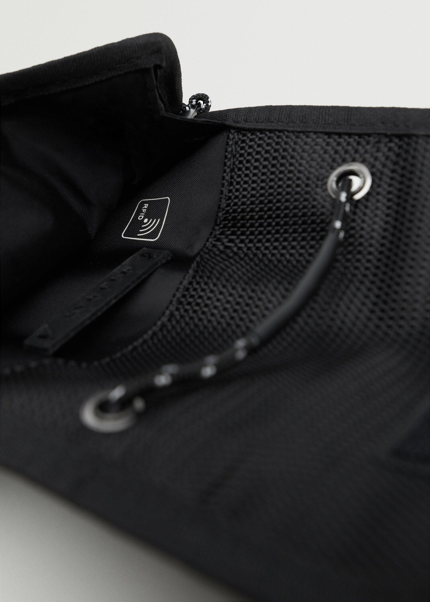 Waterproof shoulder bag - Details of the article 2