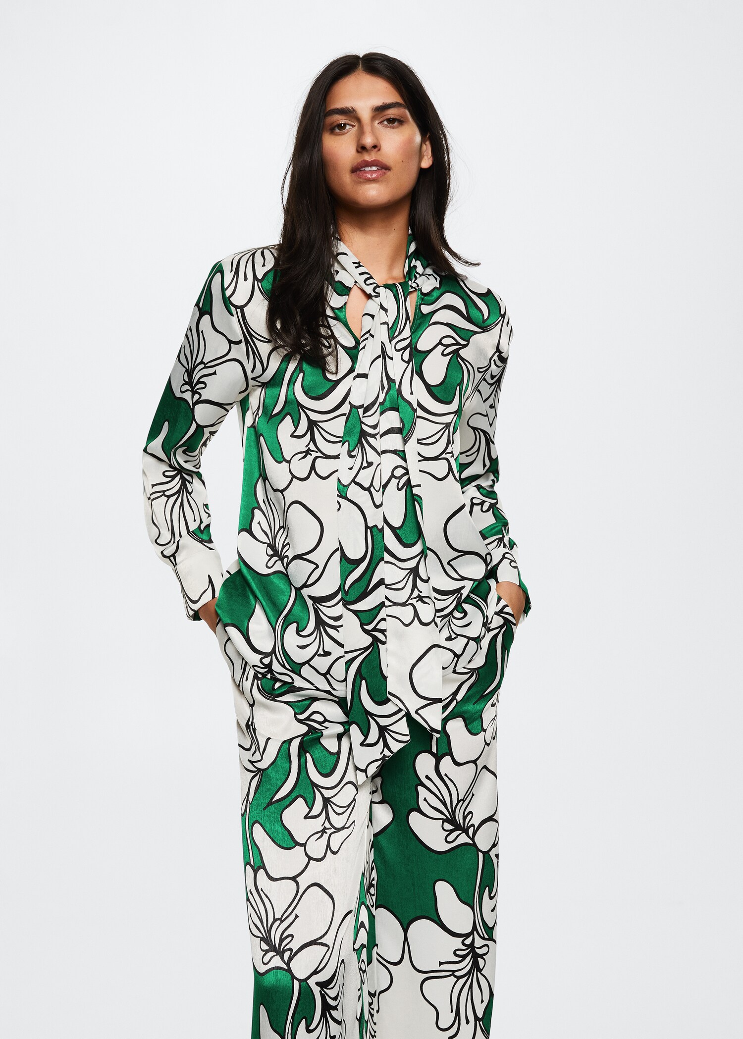 Bluse mit Blumenmuster - Mittlere Ansicht