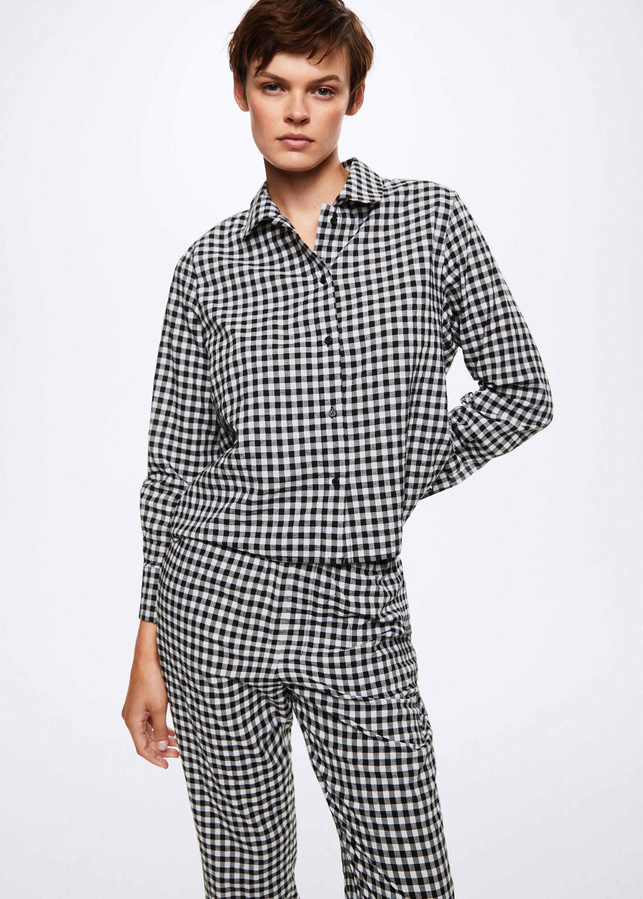 Camisa pijama cuadros franela - Plano medio