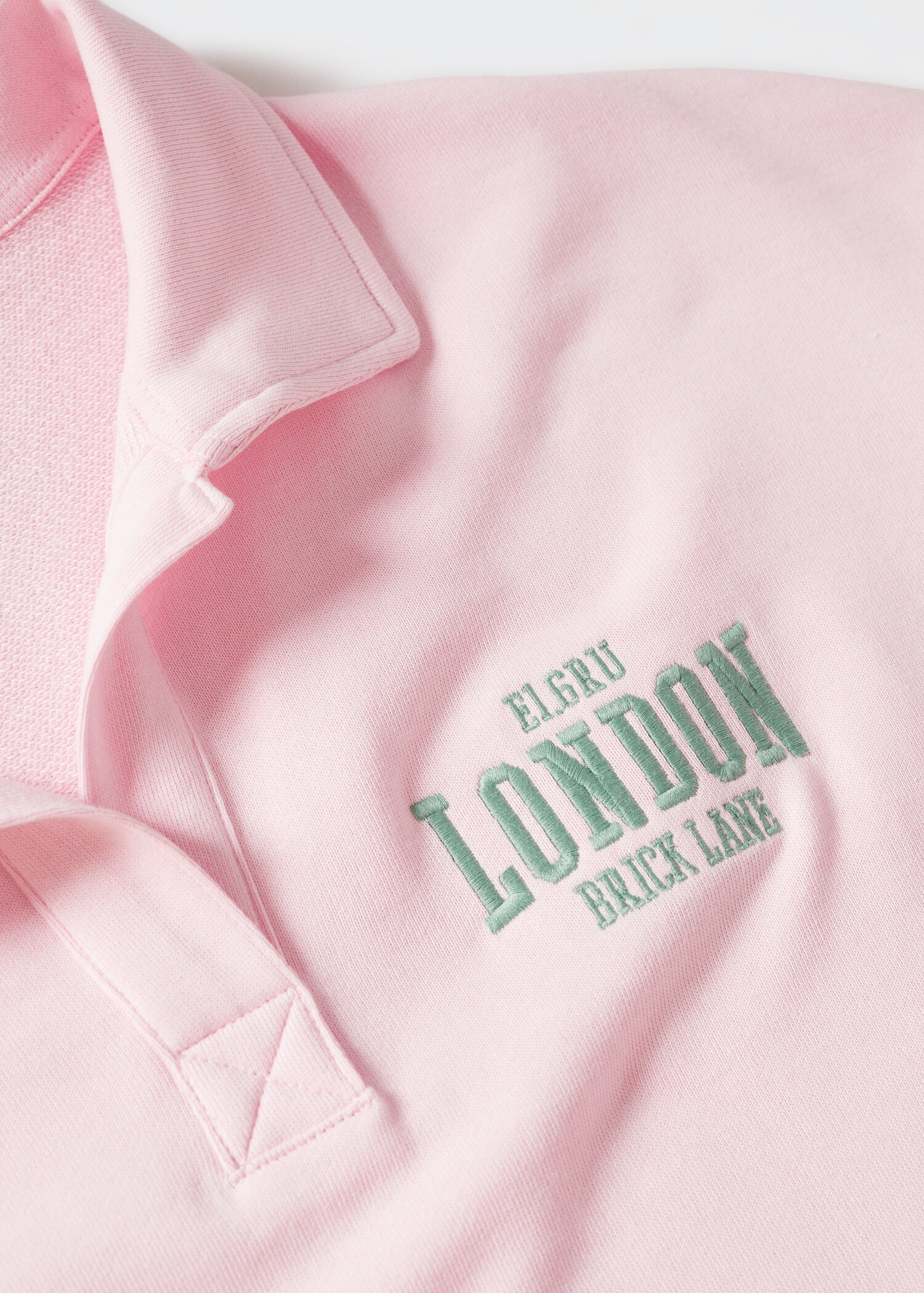 Polo sweatshirt with message - Details of the article 8