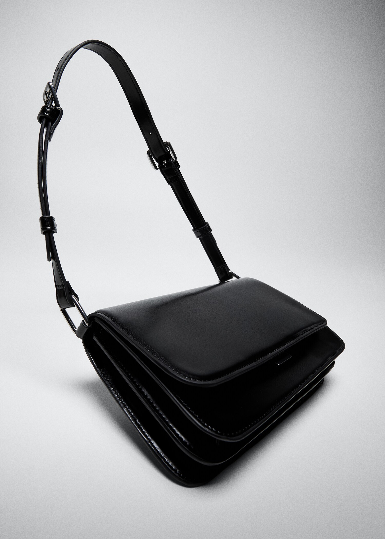 Shoulder bag with strap - Details of the article 5