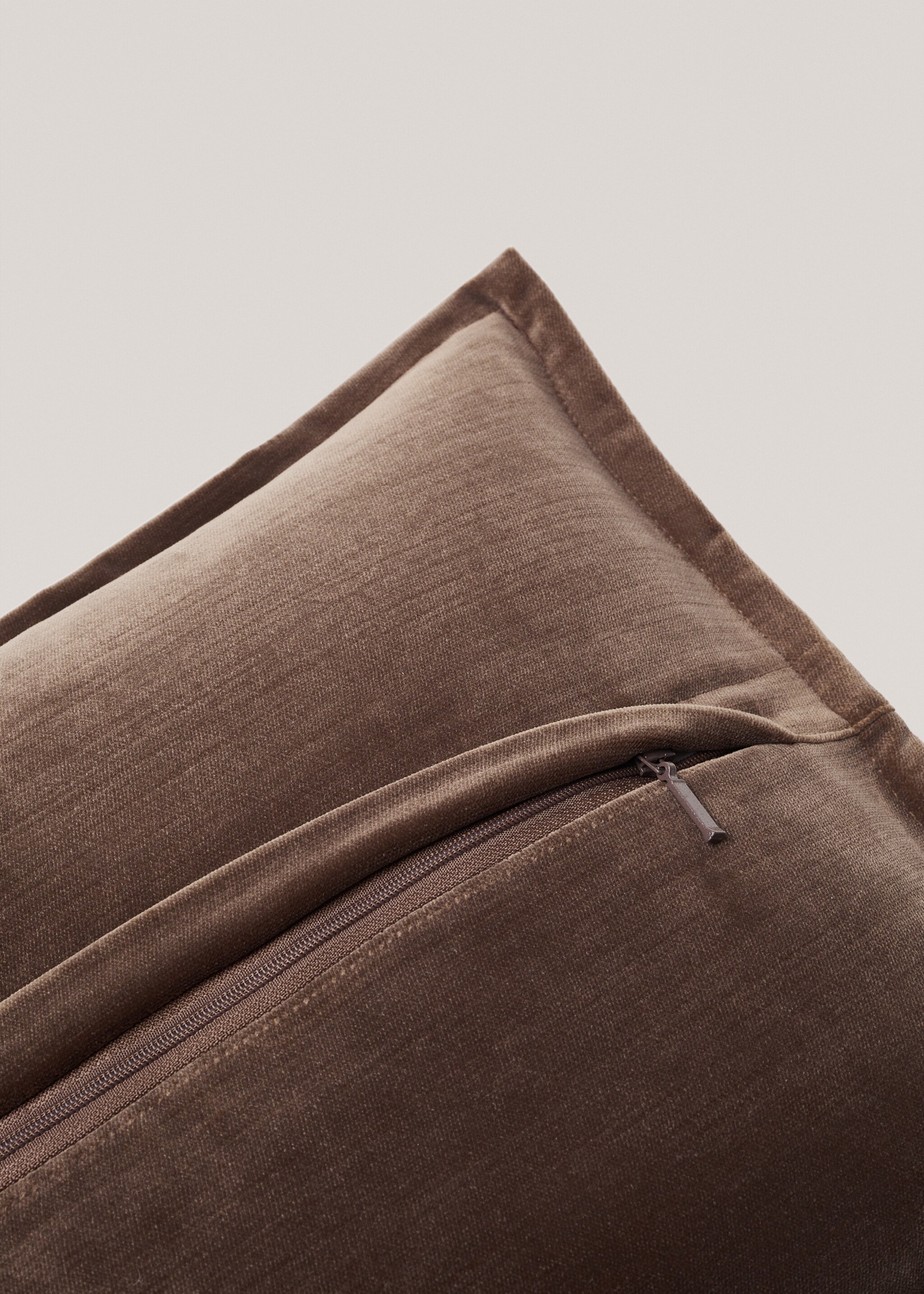 Velvet cushion cover 30x50cm - Details of the article 2, Light/Pastel Purple. Ref: 37056706-00.