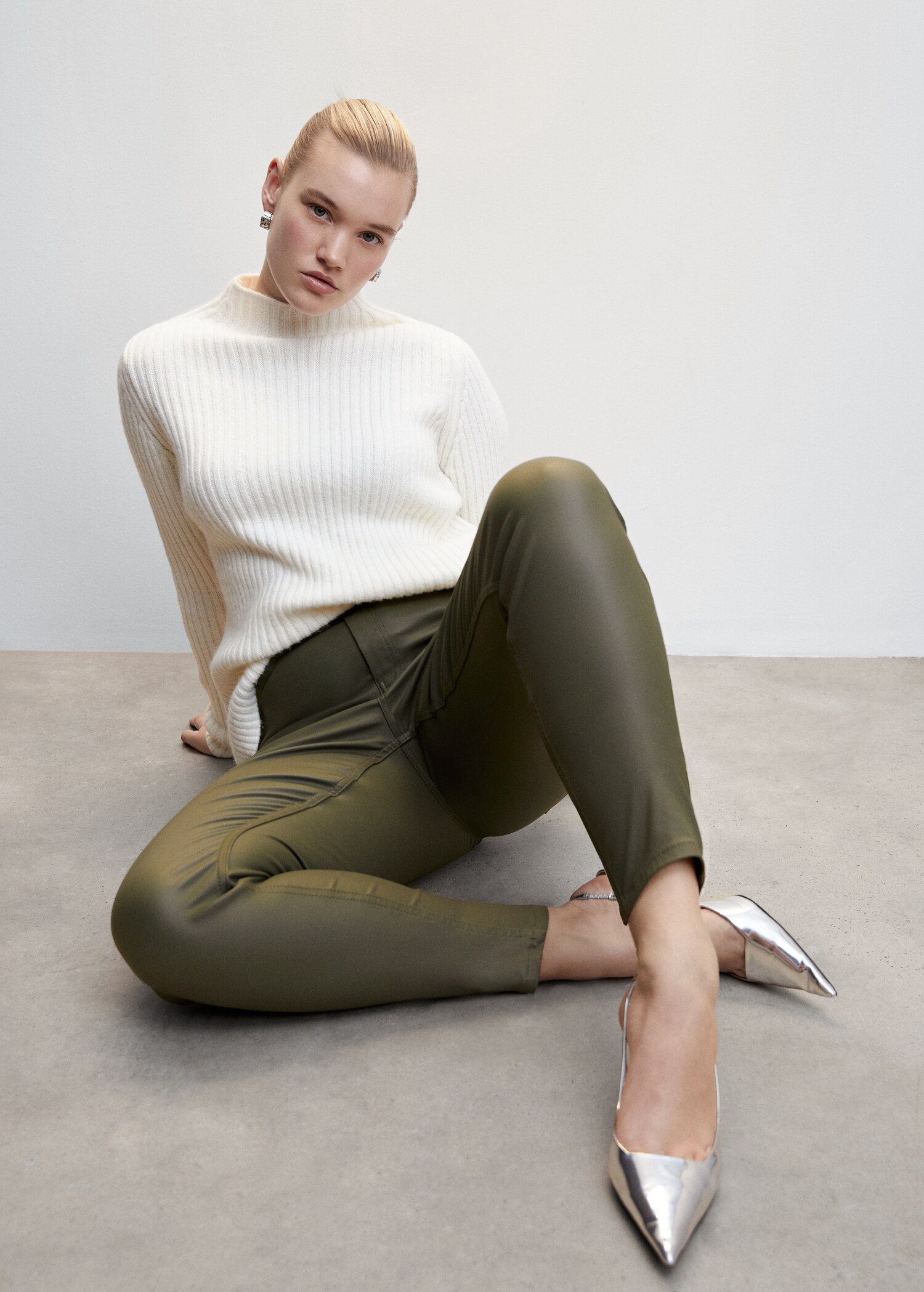 Skinny Jeans Isa in Cropped-Länge und Wachs-Optik - Detail des Artikels 4