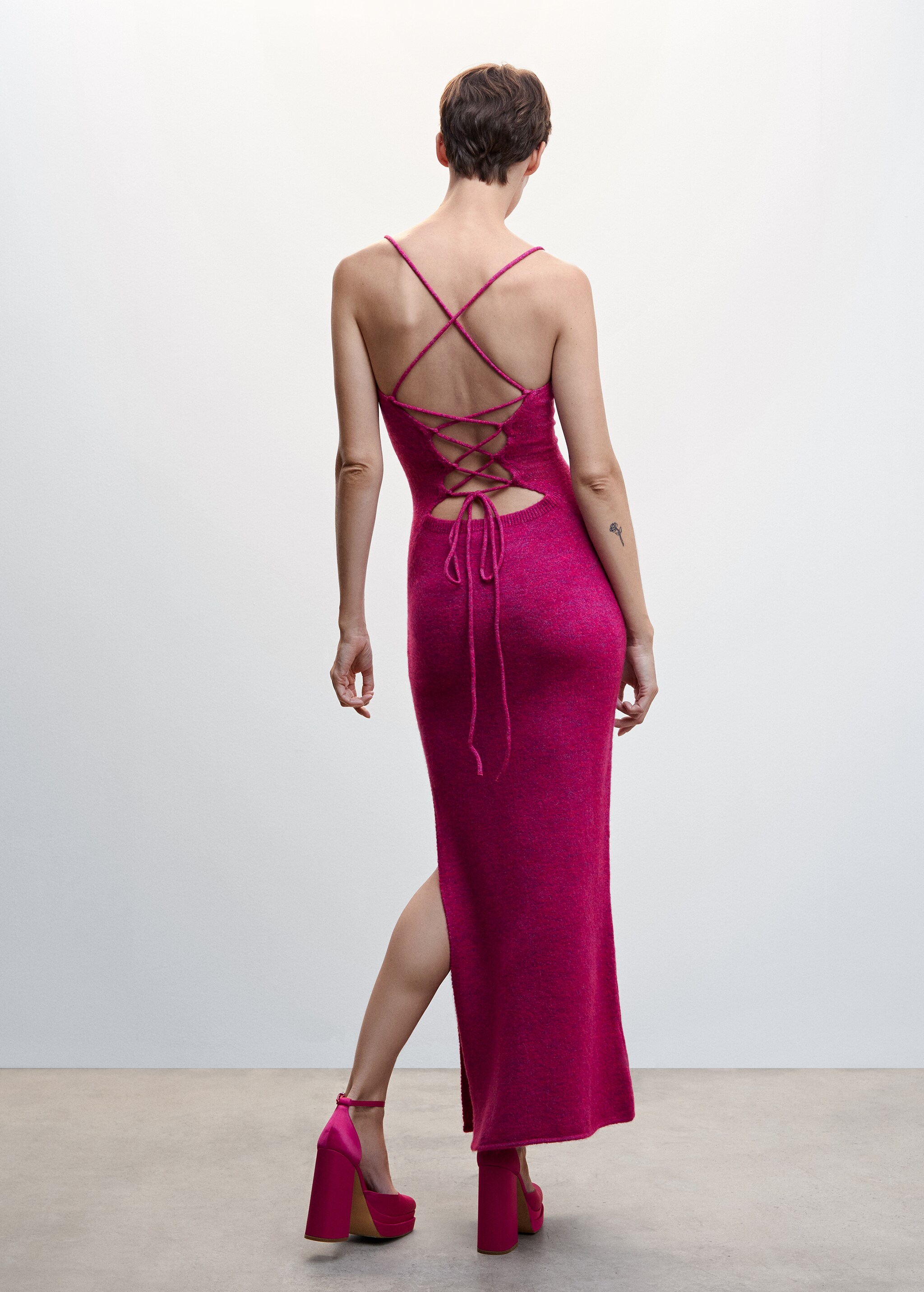 Cross-back knitted dress - Reverse of the article