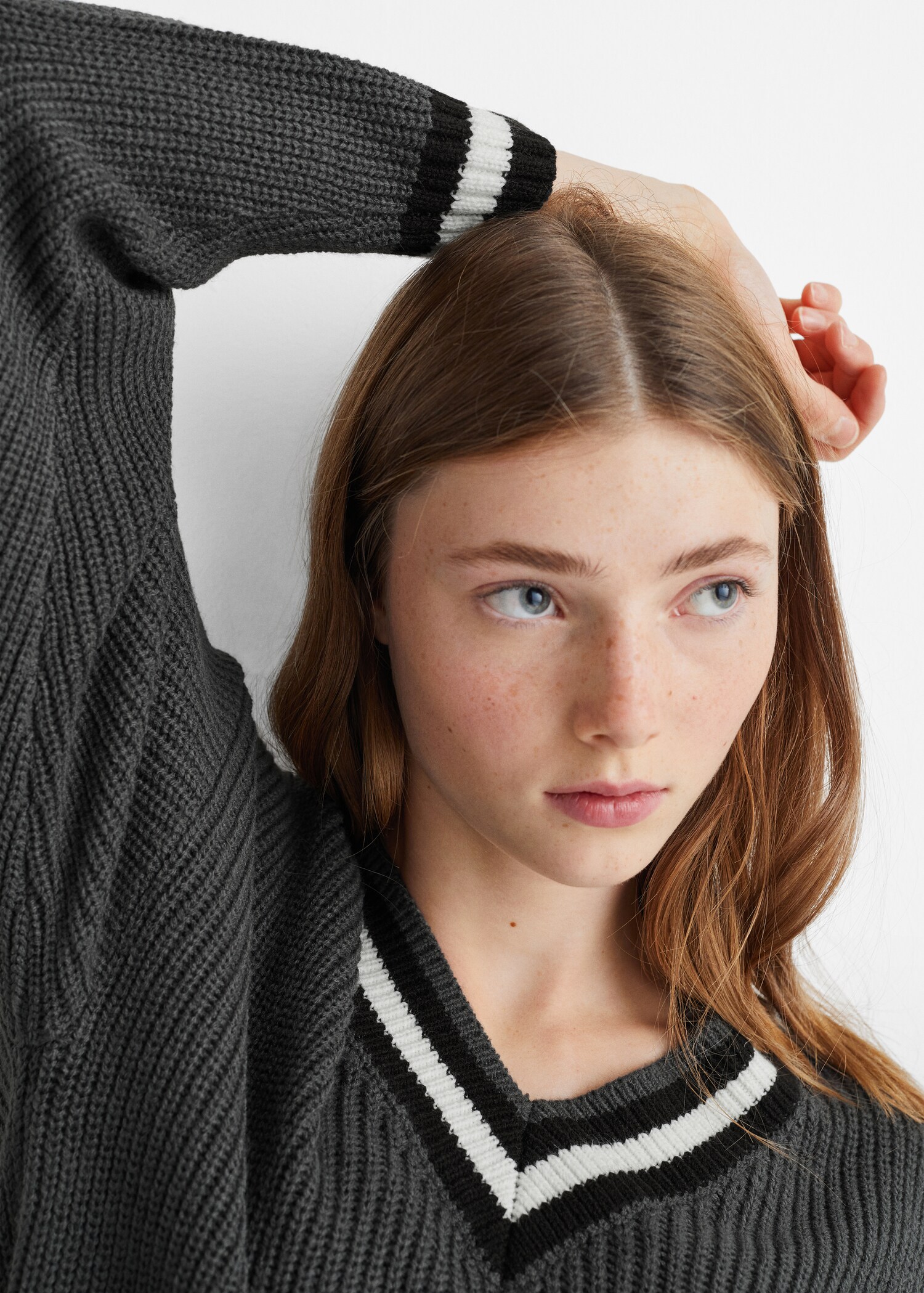 V-neck knit sweater - Details of the article 1