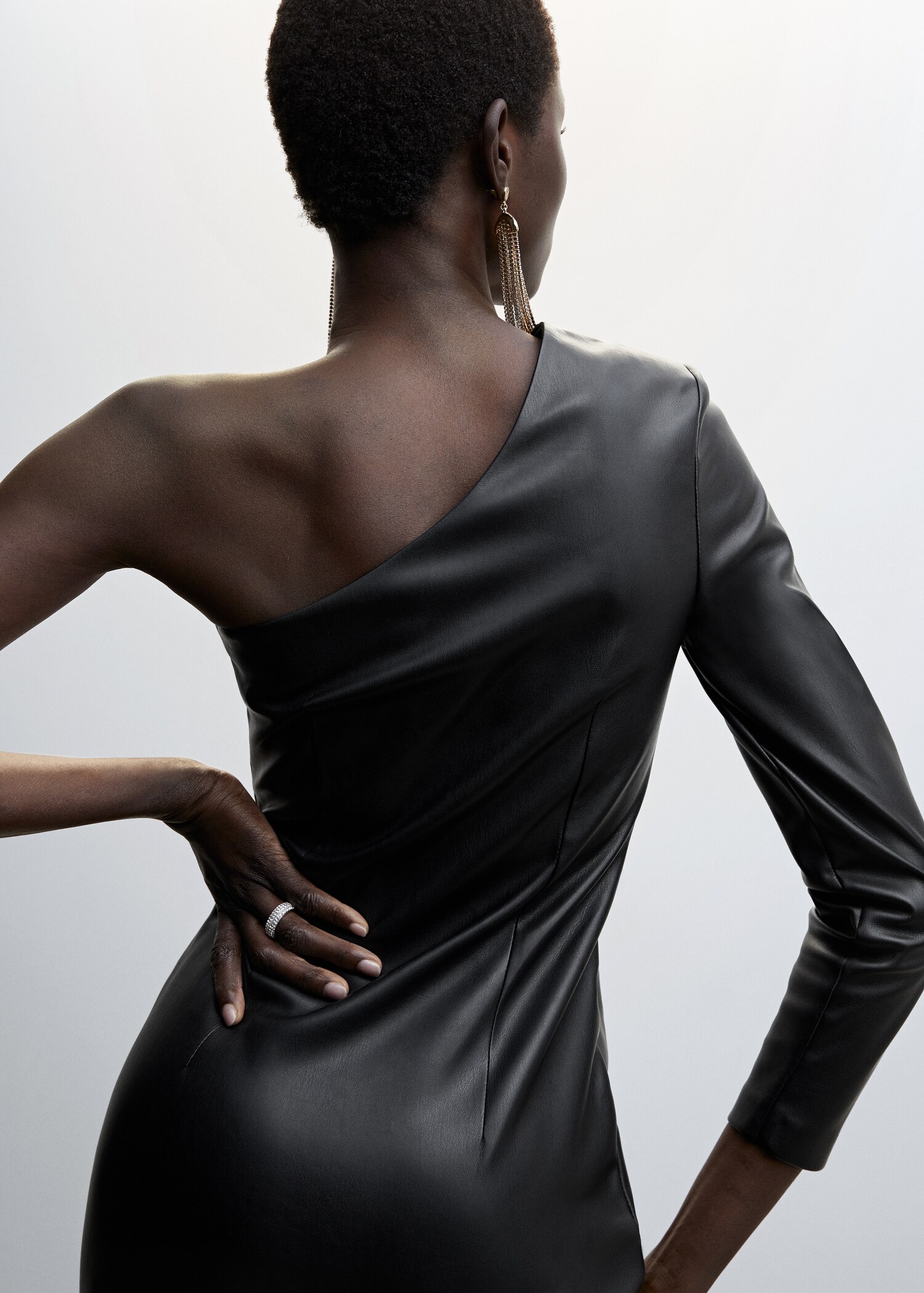 Leather-effect asymmetrical dress - Details of the article 4