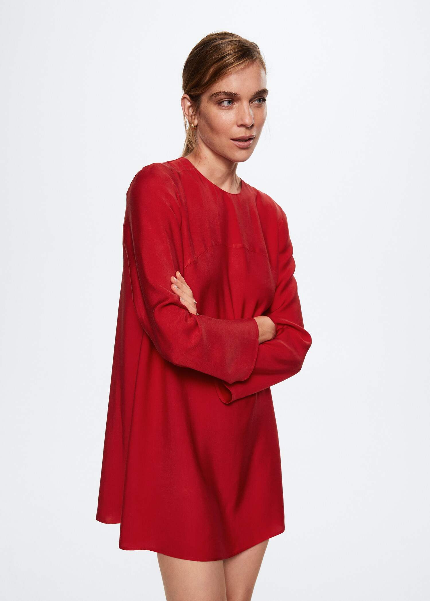 Robe satinée - Plan moyen