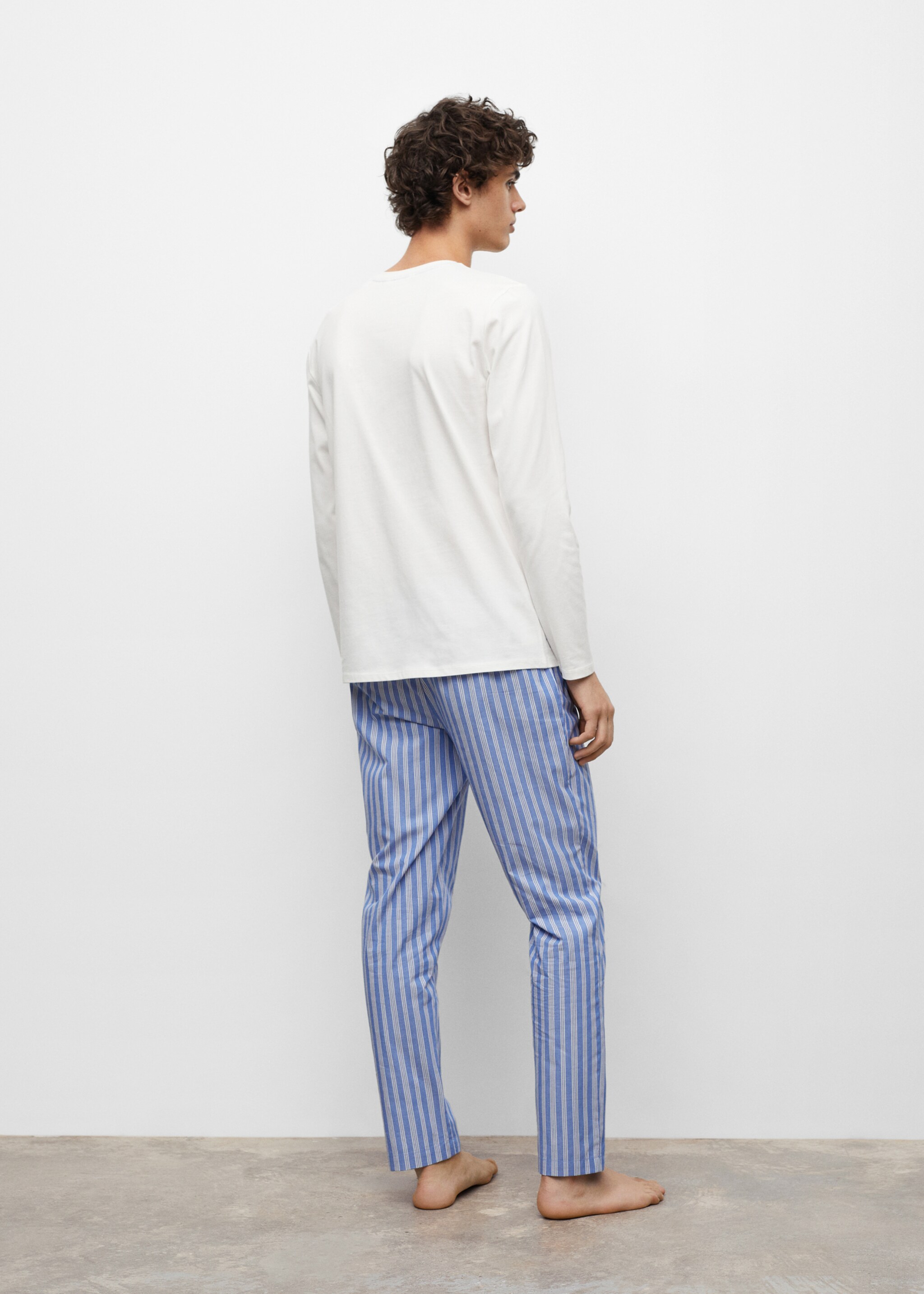 Langer Pyjama mit Streifen - Rückseite des Artikels