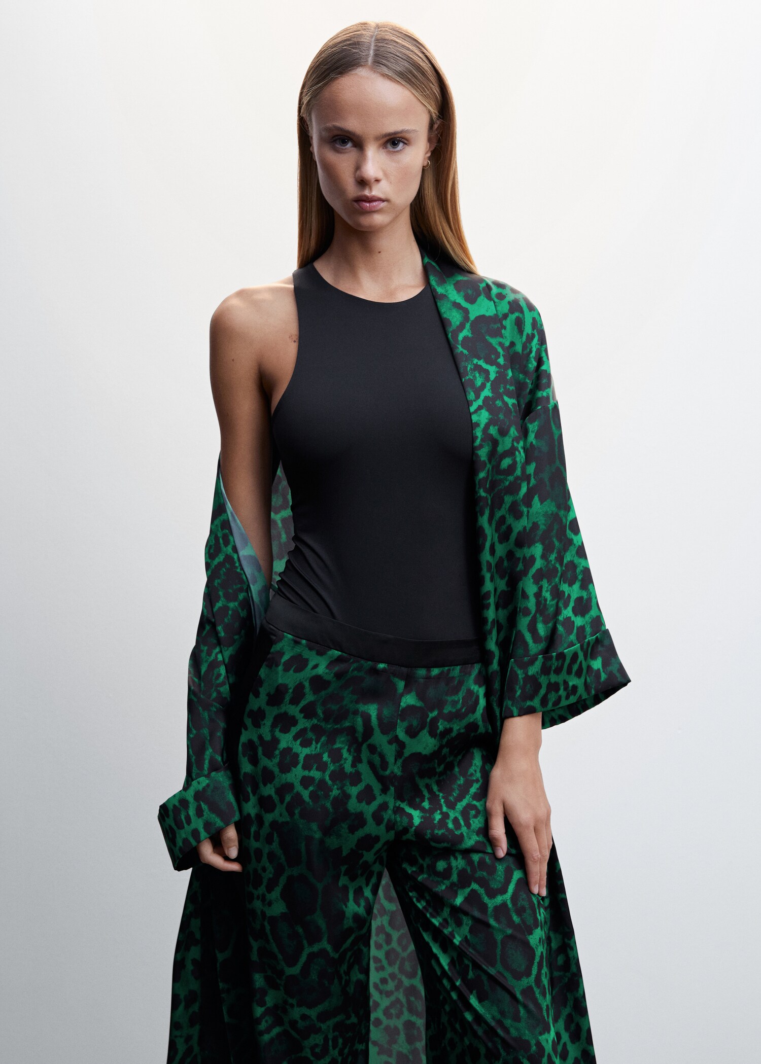 Pantaloni largi leopard  - Plan mediu