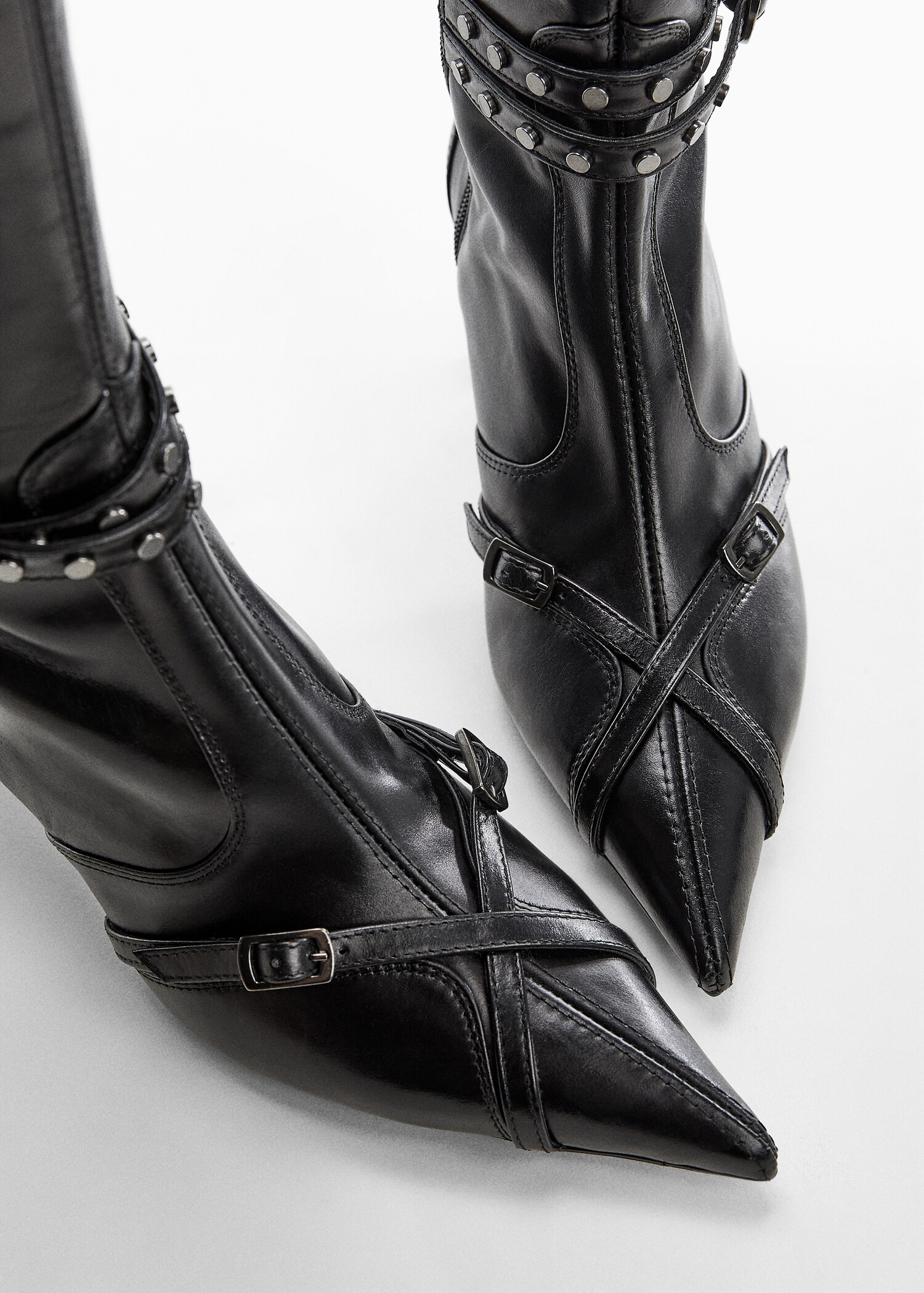 High heel leather boot - Details of the article 1