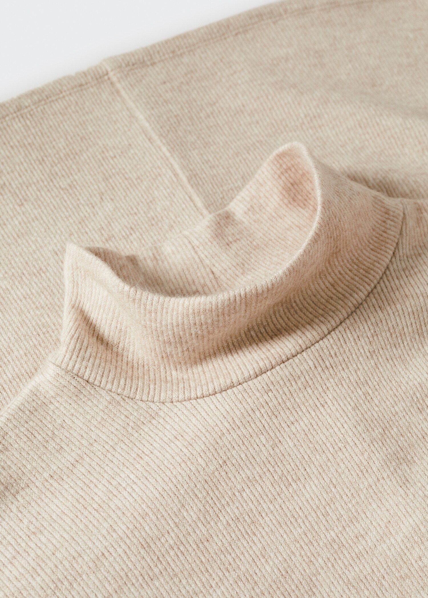 Rippkleid mit Rollkragen - Detail des Artikels 8