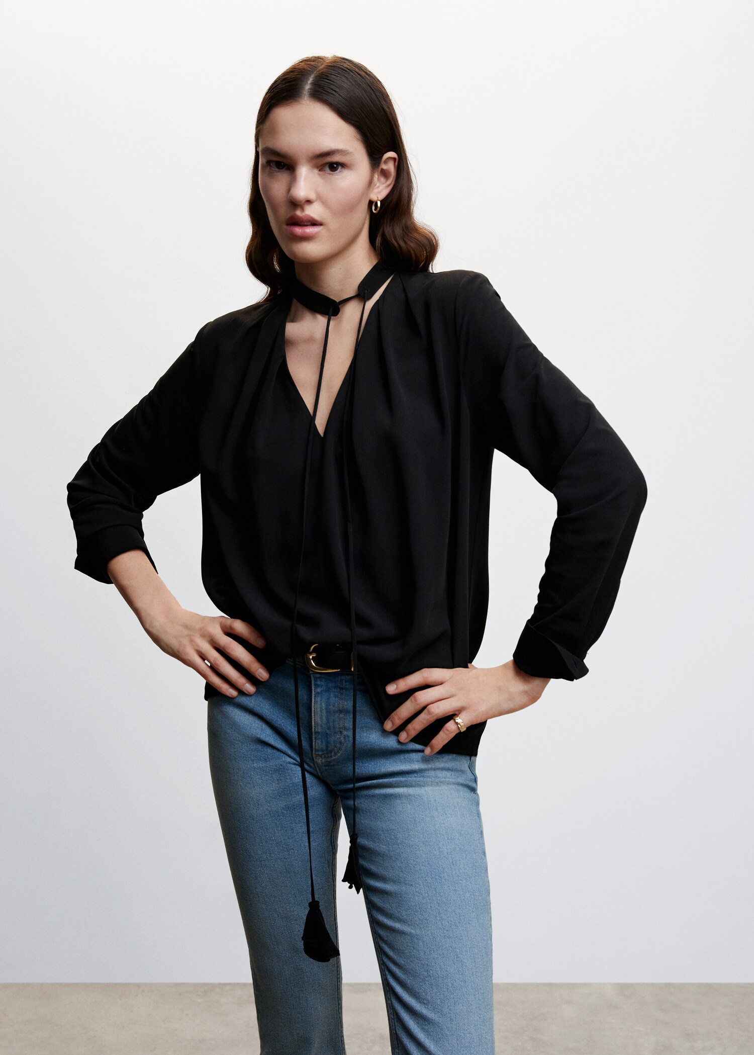 Blusa lazo cuello - Plano medio