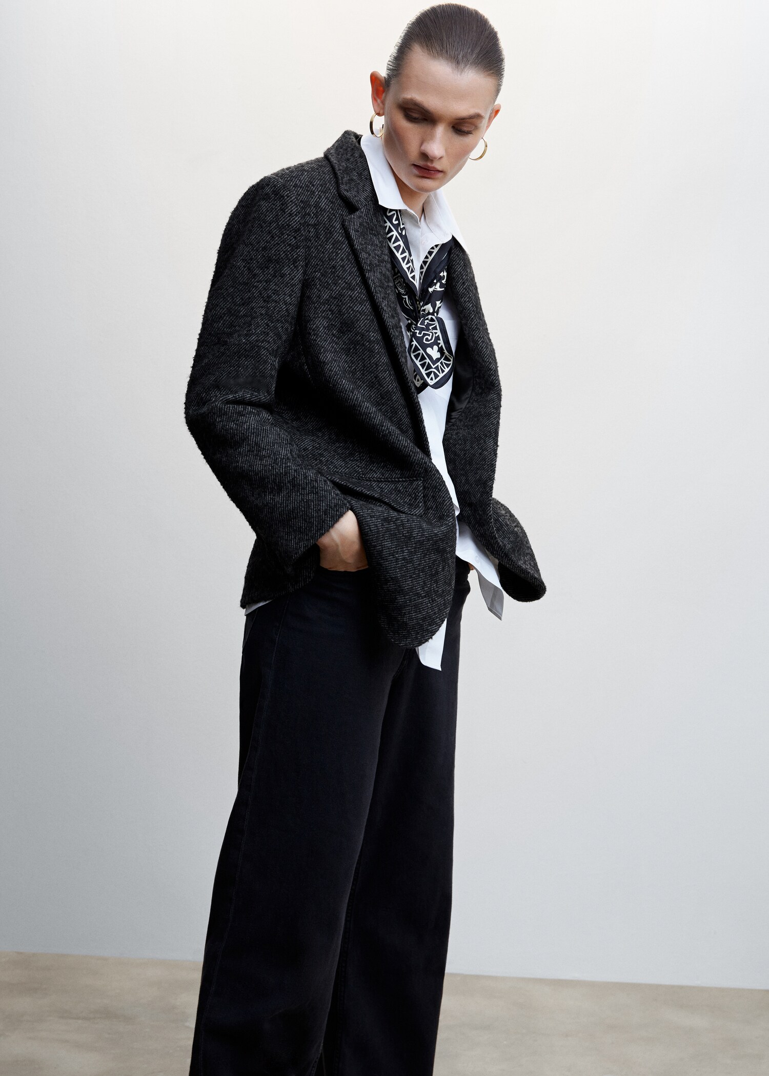Blazer com estrutura e botão - Plano médio