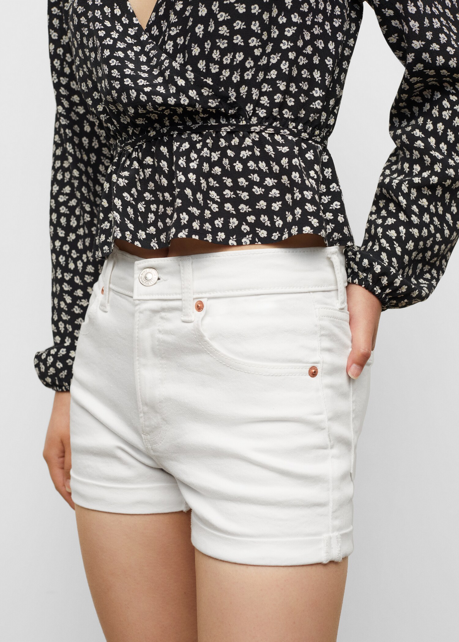 Denim shorts - Details of the article 2