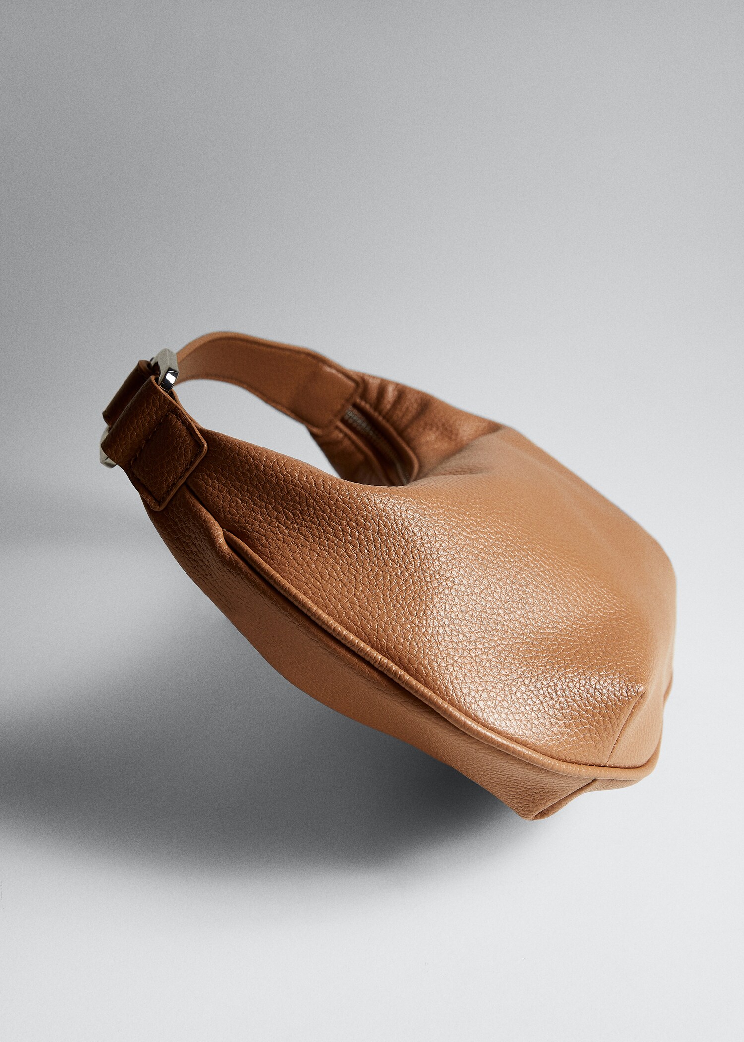Ovale Tasche mit kurzem Henkel - Detail des Artikels 5