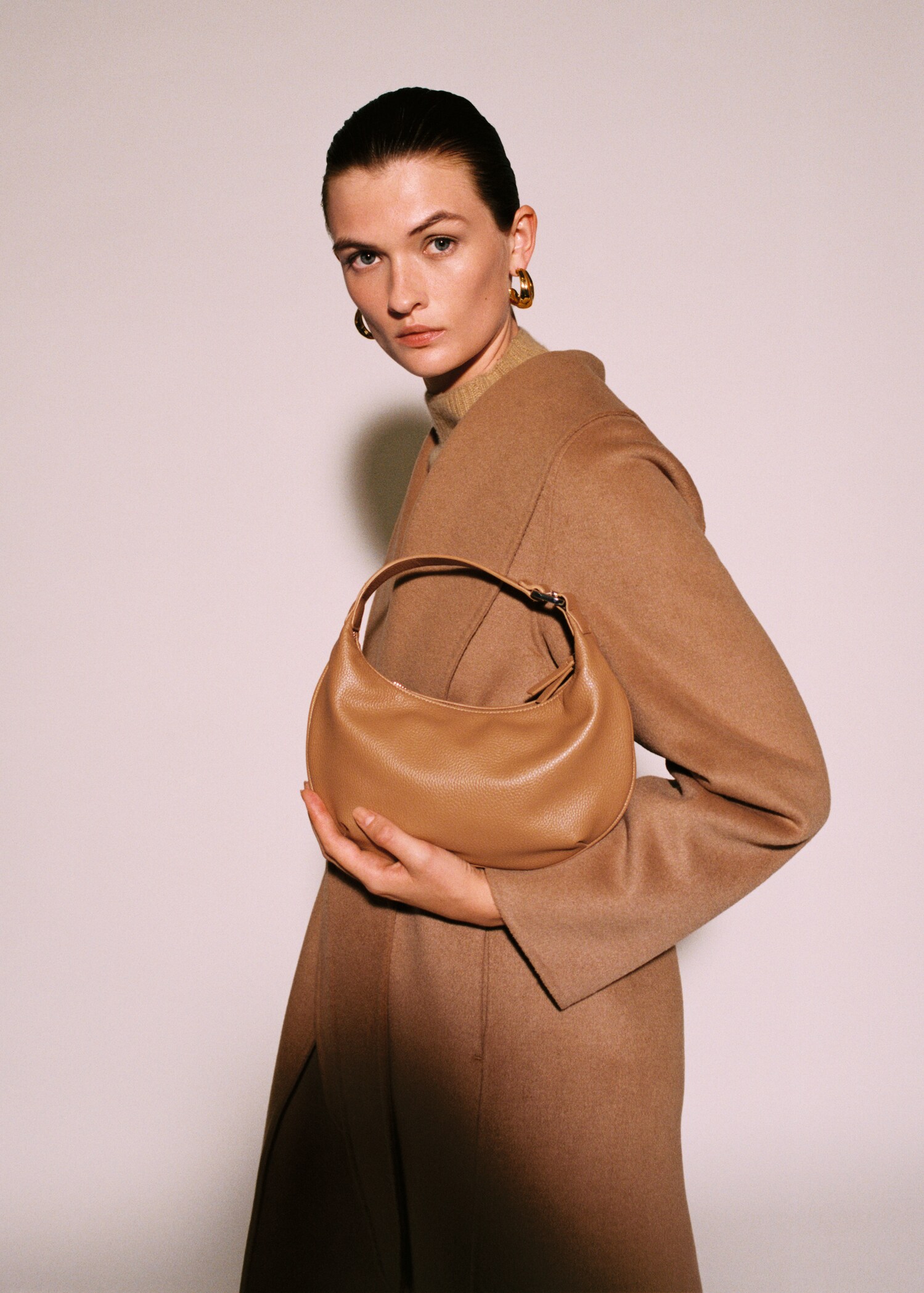 Ovale Tasche mit kurzem Henkel - Detail des Artikels 9