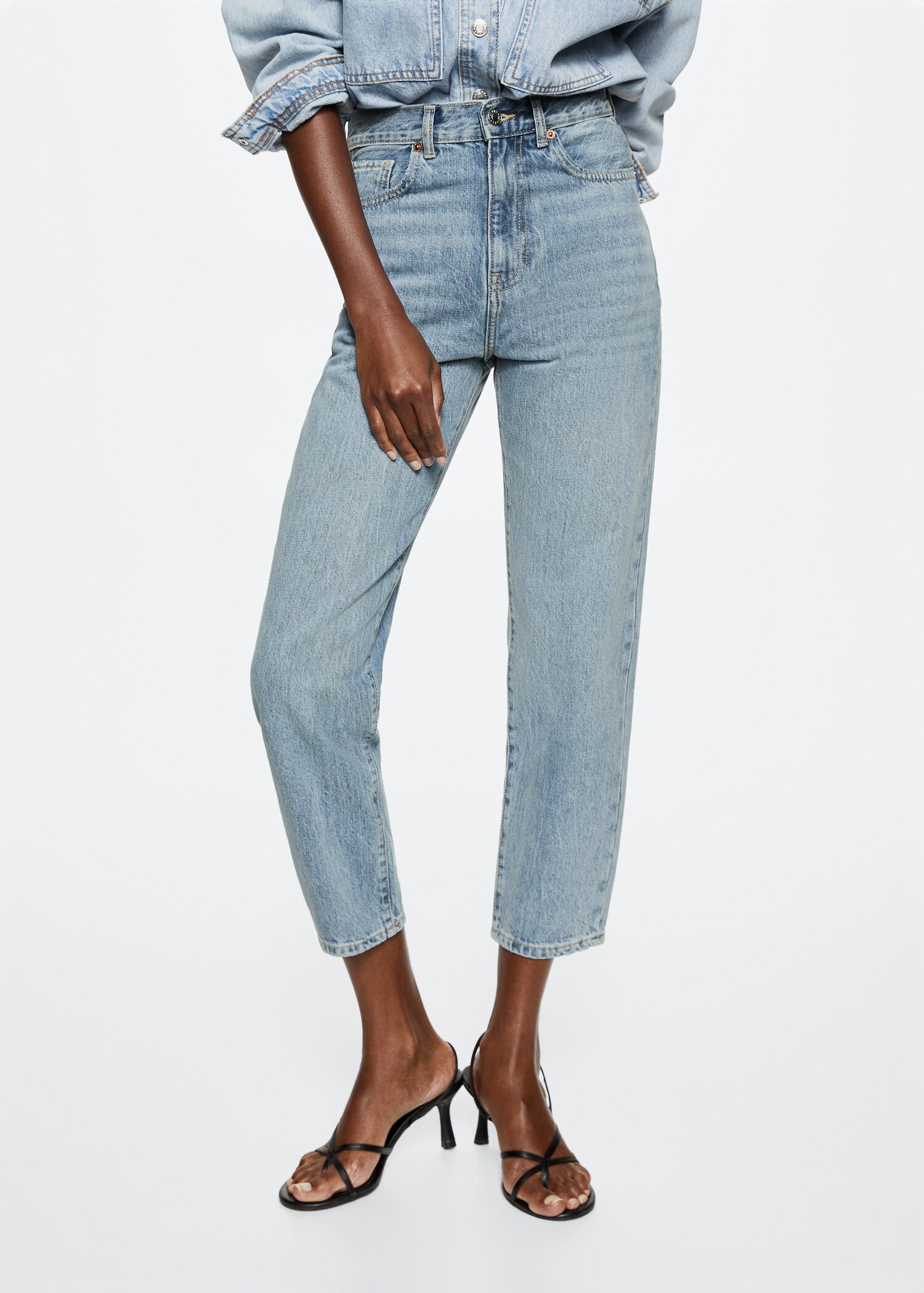 Jeans mom tiro alto - Plano medio