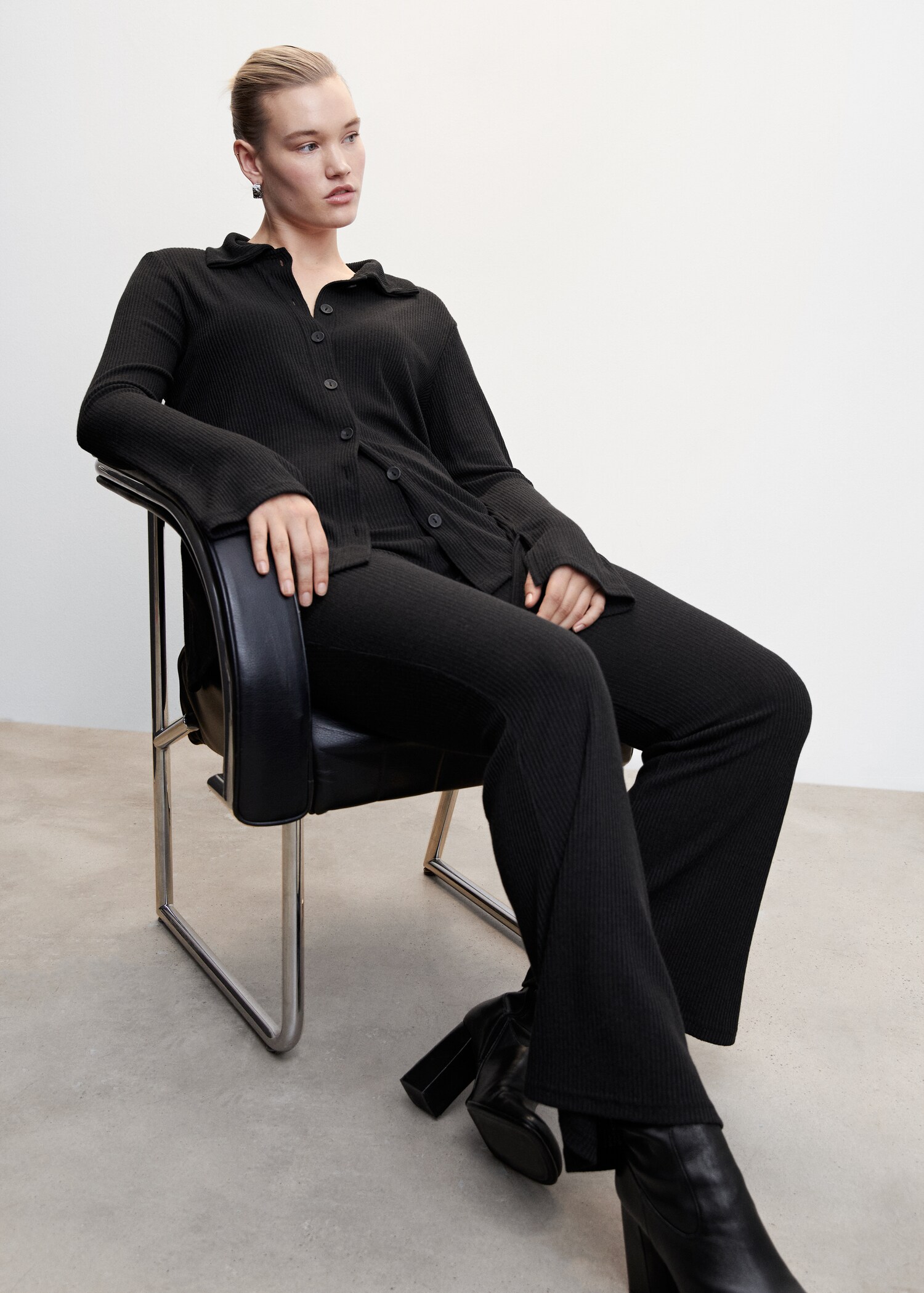 Ribbed flare trousers - Details of the article 4