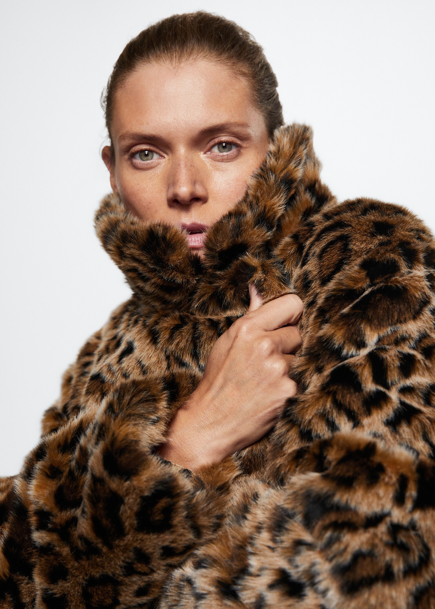 Animal-print fur-effect coat - Details of the article 4