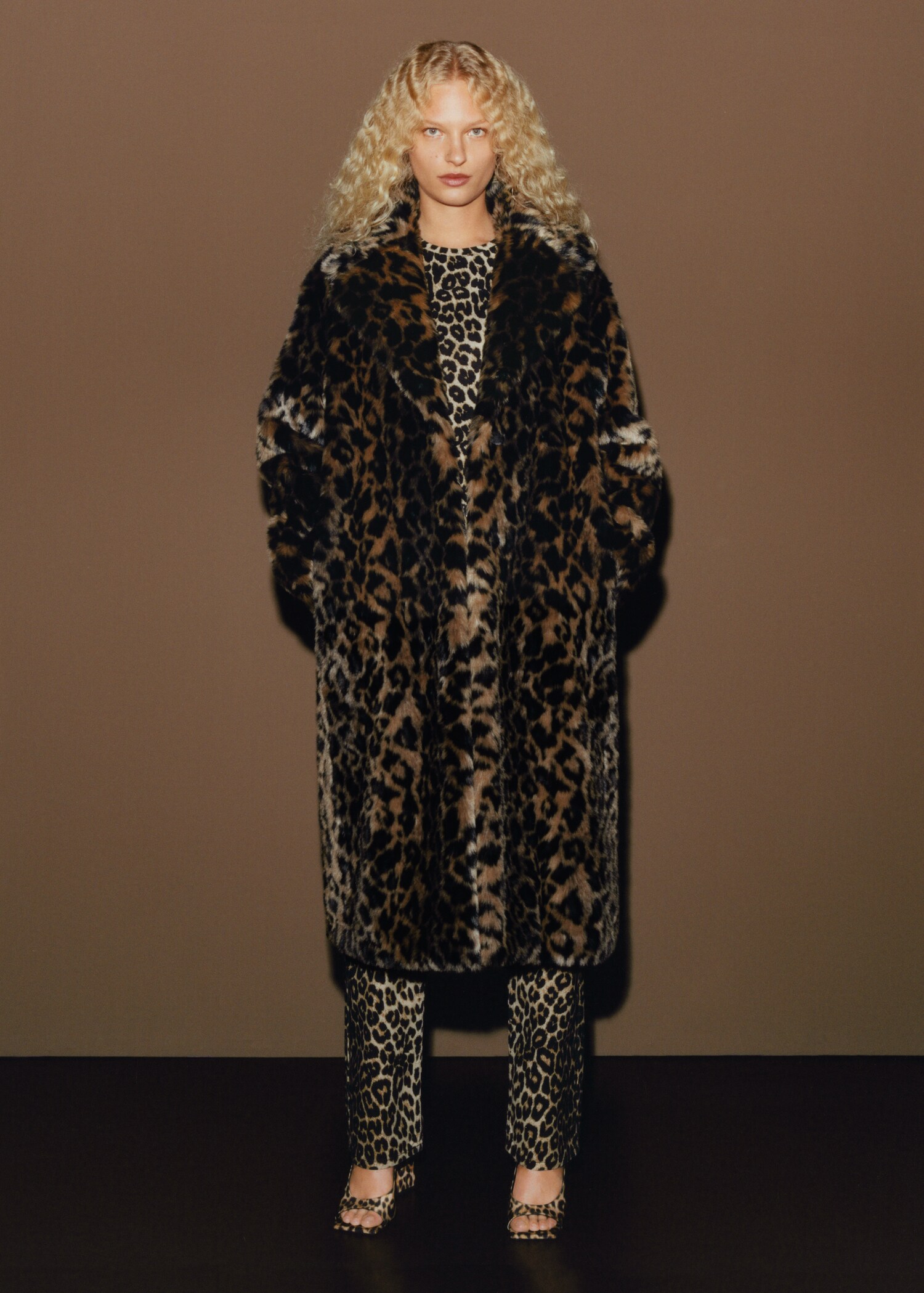 Animal-print fur-effect coat - Details of the article 7