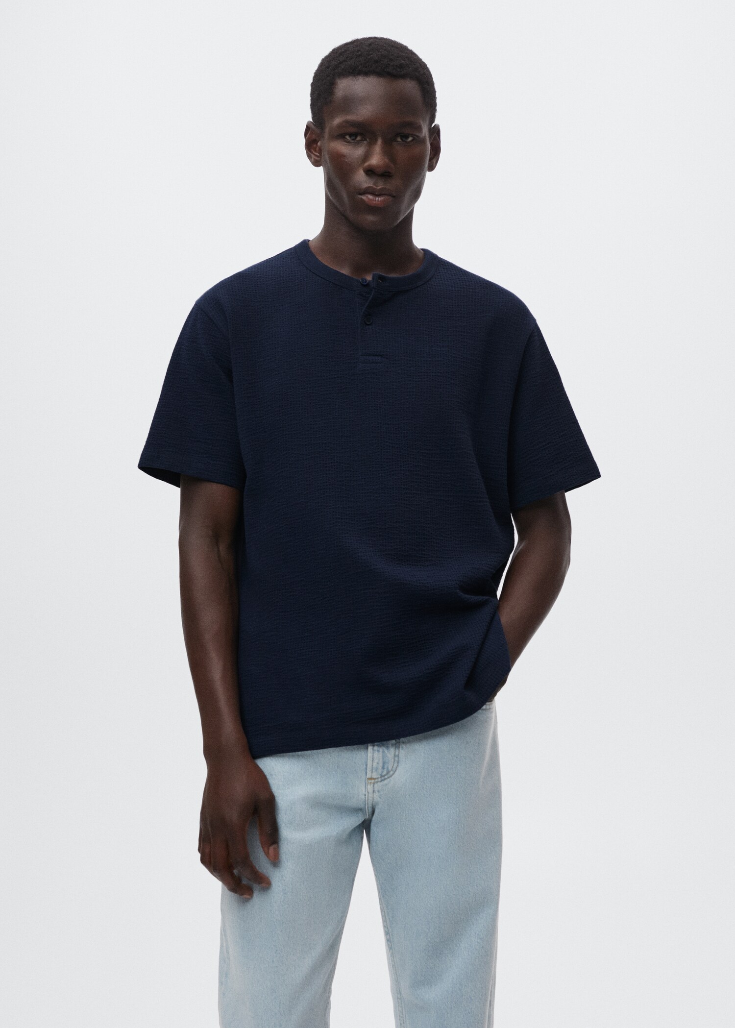 Henley-T-Shirt aus Seersucker - Herren | MANGO OUTLET Deutschland 