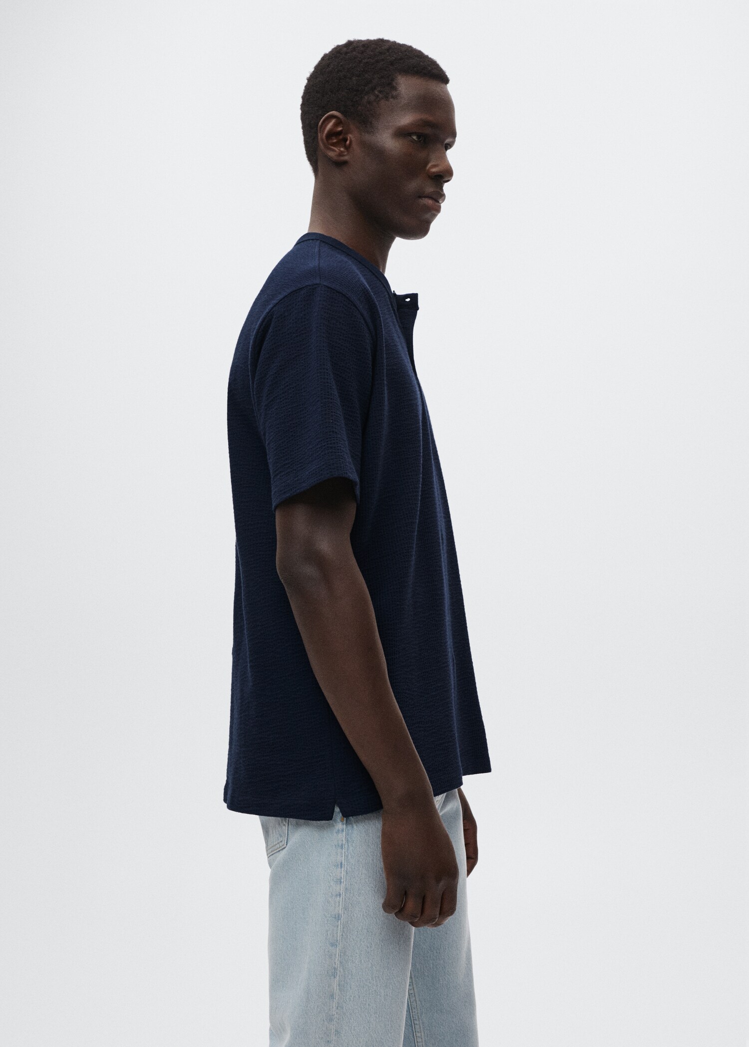 Henley-T-Shirt aus Seersucker - Herren | MANGO OUTLET Deutschland 