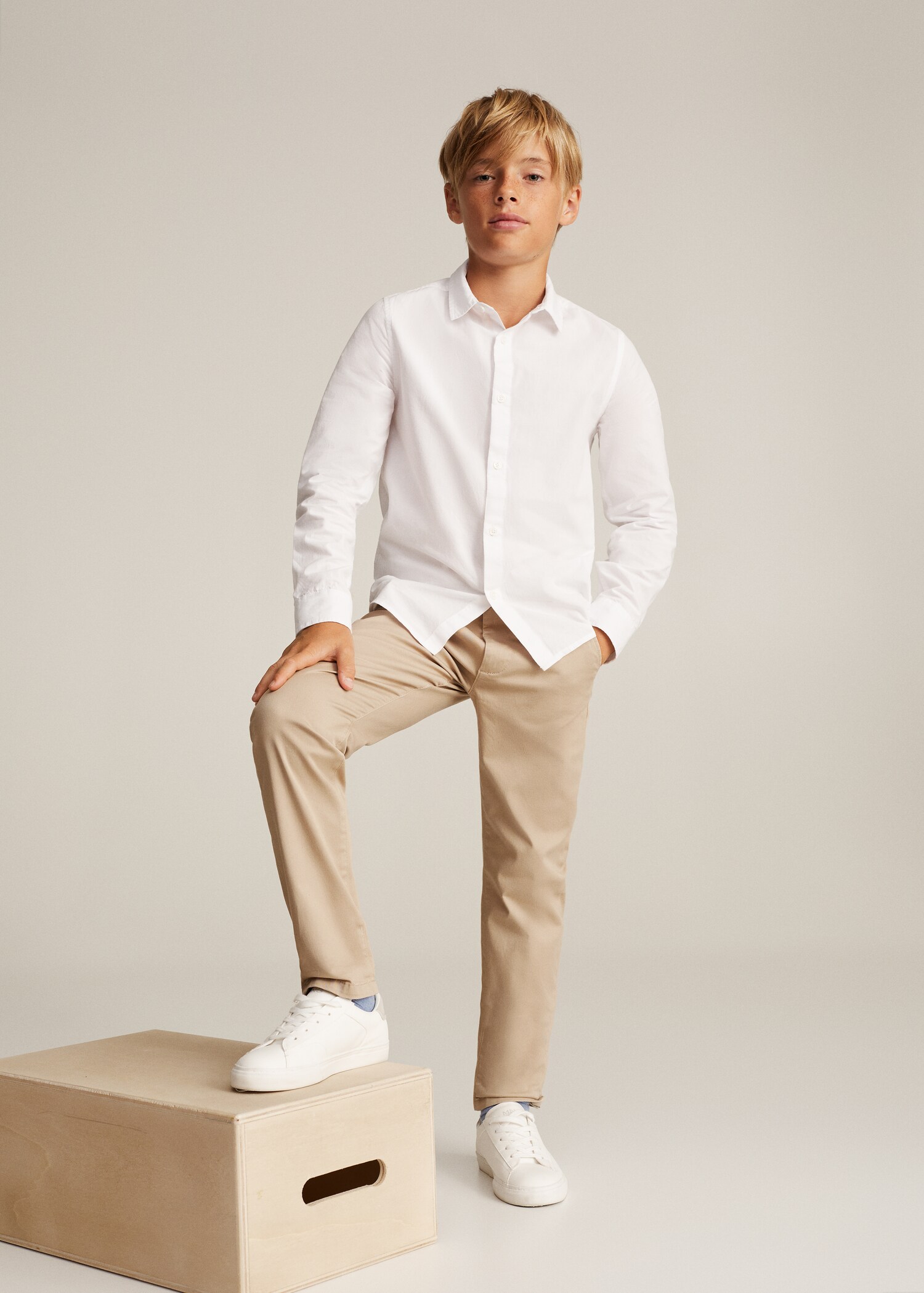 Pantalón chino algodón  - Plano medio