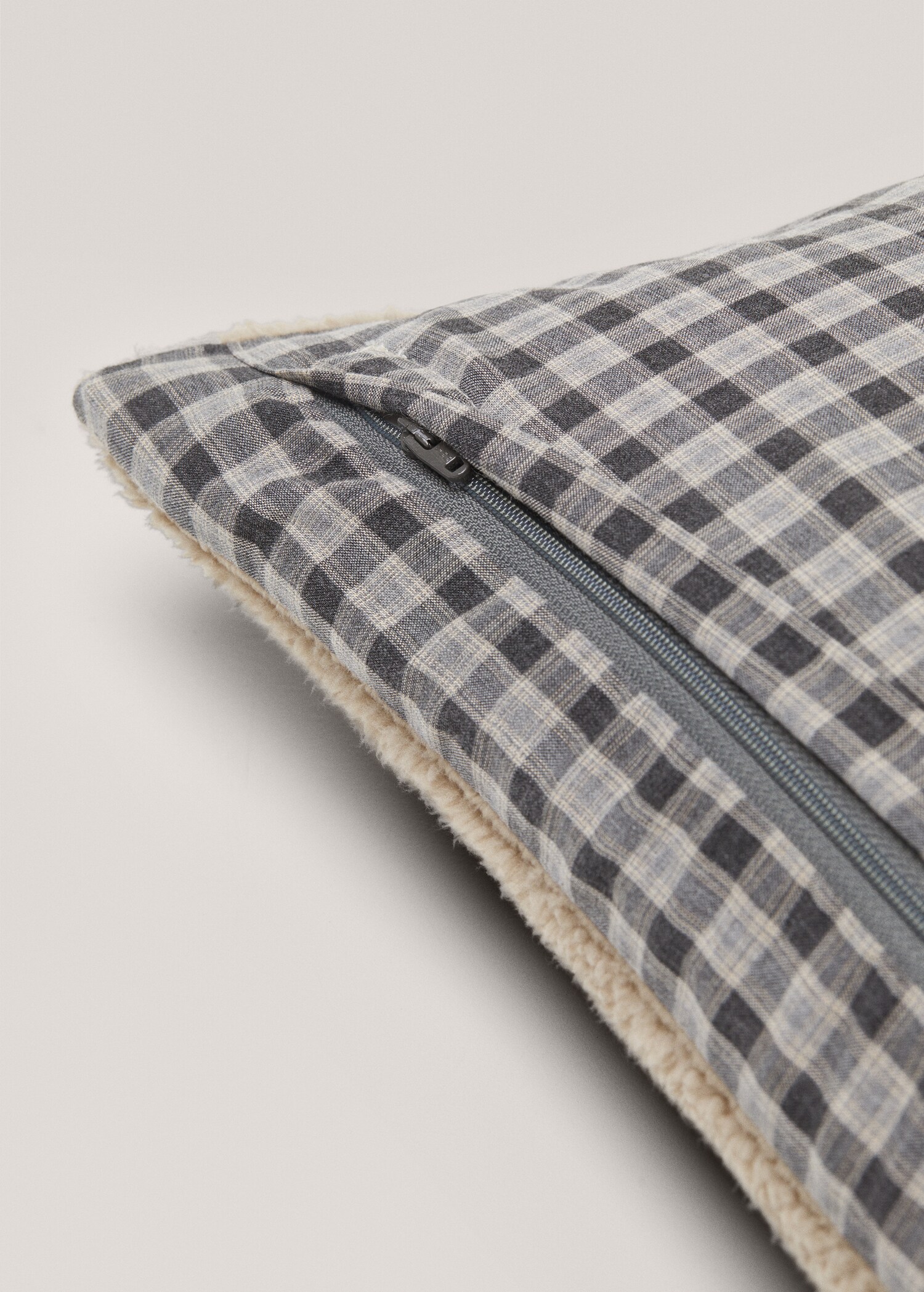 Tufted combined cushion cover - Details of the article 3