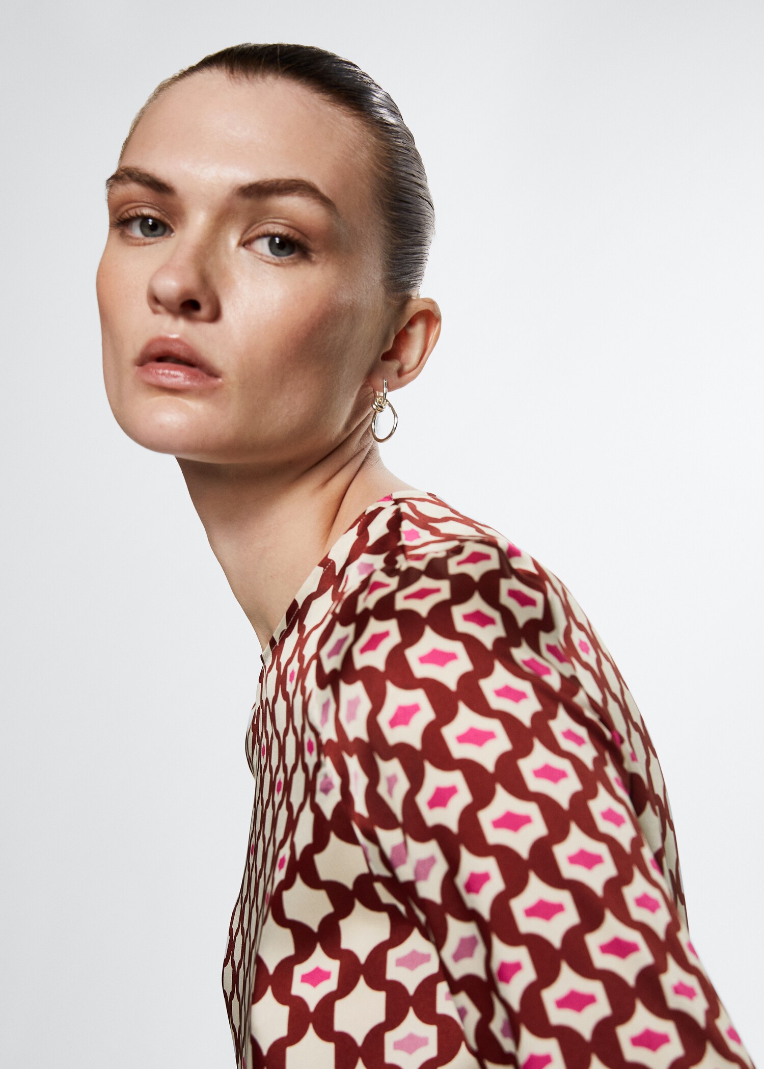 Blusa acetinada estampada - Pormenor do artigo 4