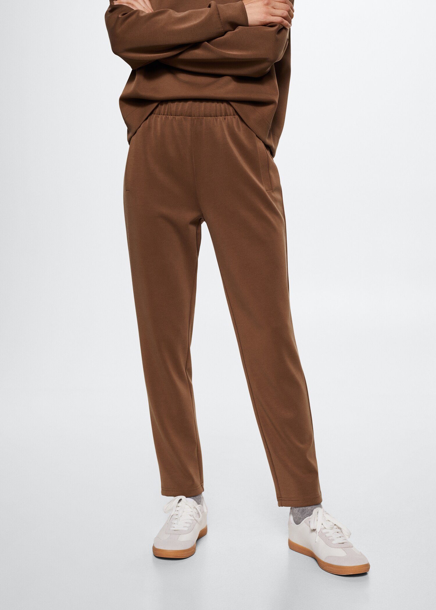 Pantalón jogger bolsillos - Plano medio