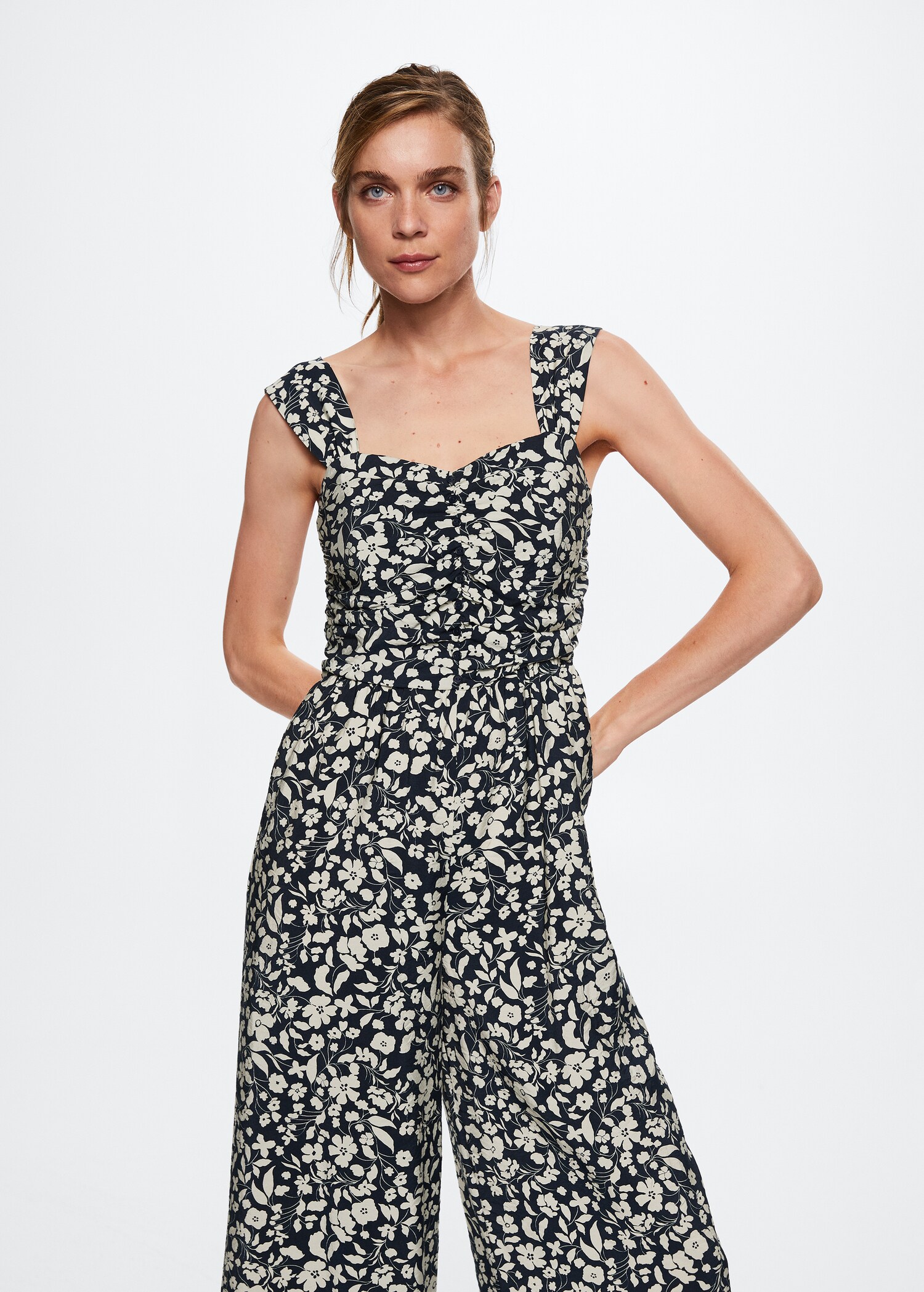 Combinaison en imprimé floral - Plan moyen