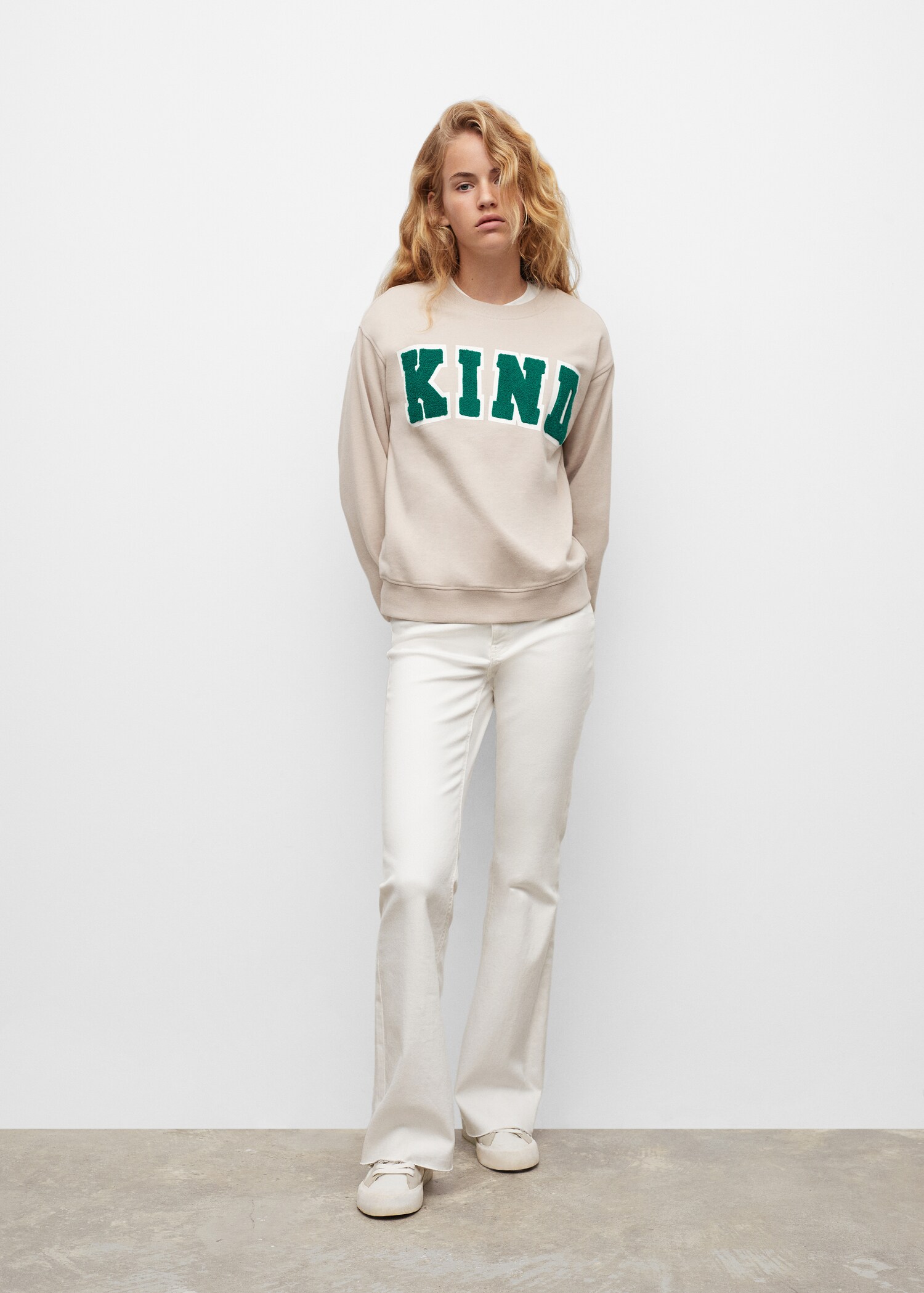 Sweat-shirt message texturé - Plan moyen