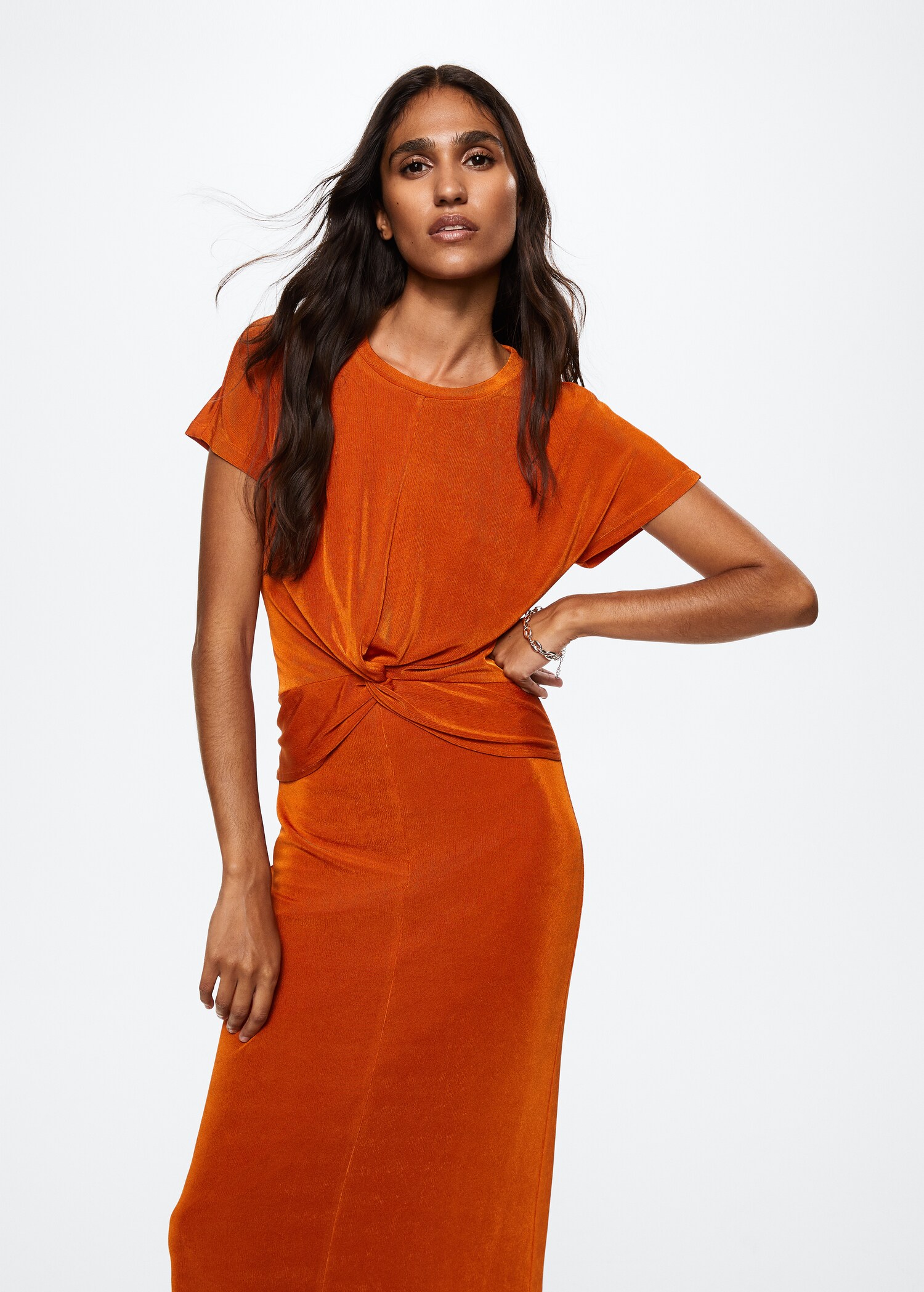 Vestido detalle nudo - Plano medio