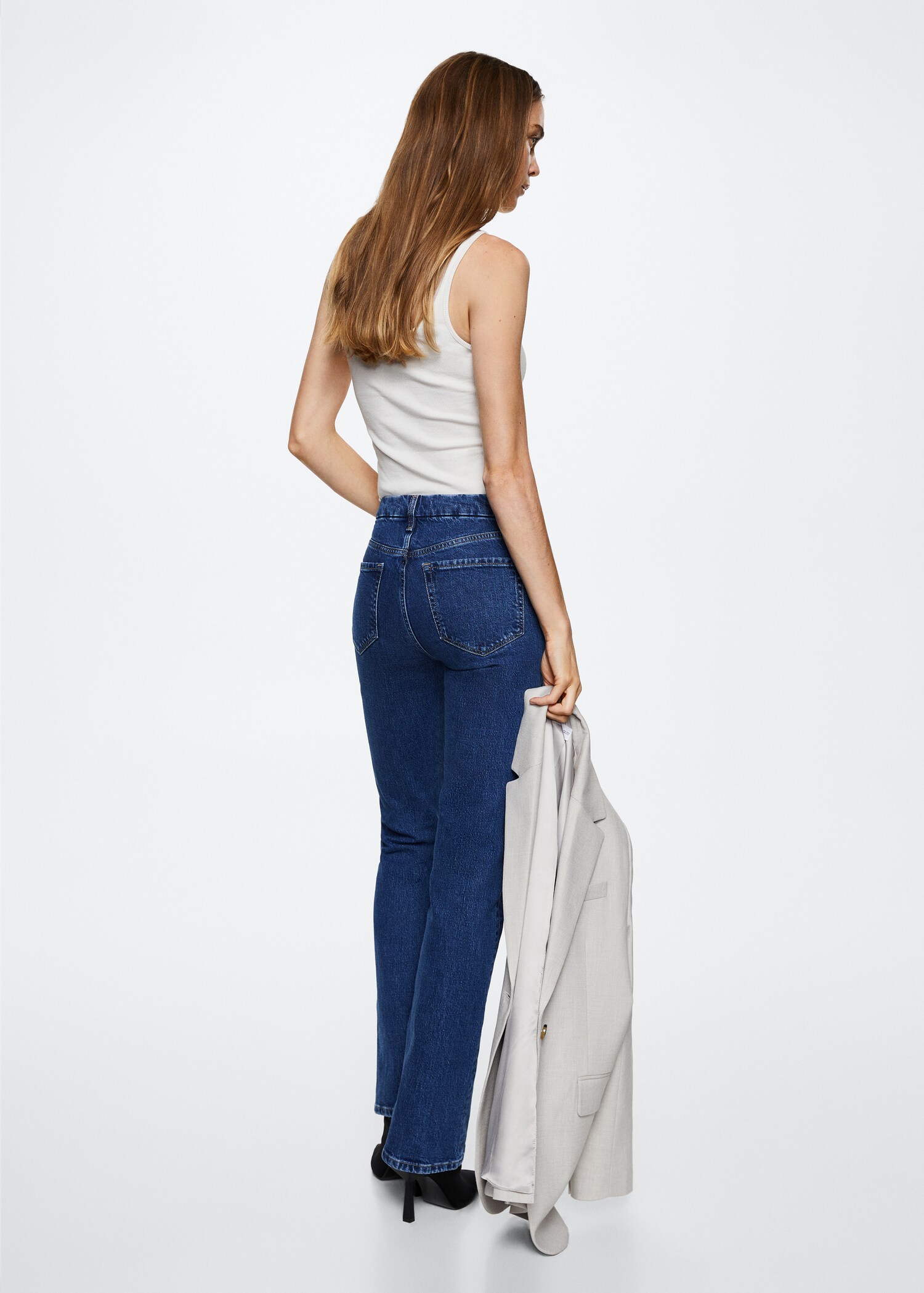 Gerade Jeans mit mittlerem Bund - Rückseite des Artikels