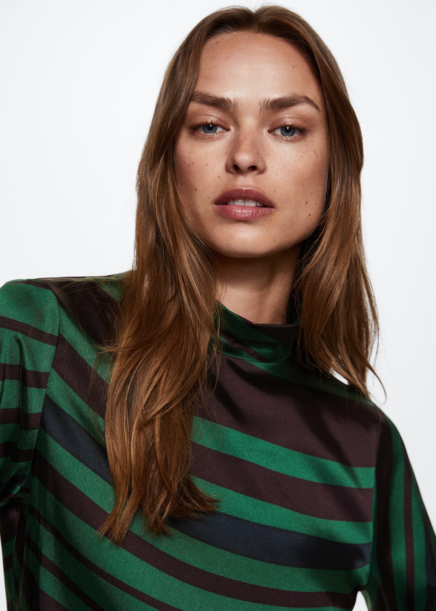 High collar satin blouse - Details of the article 4