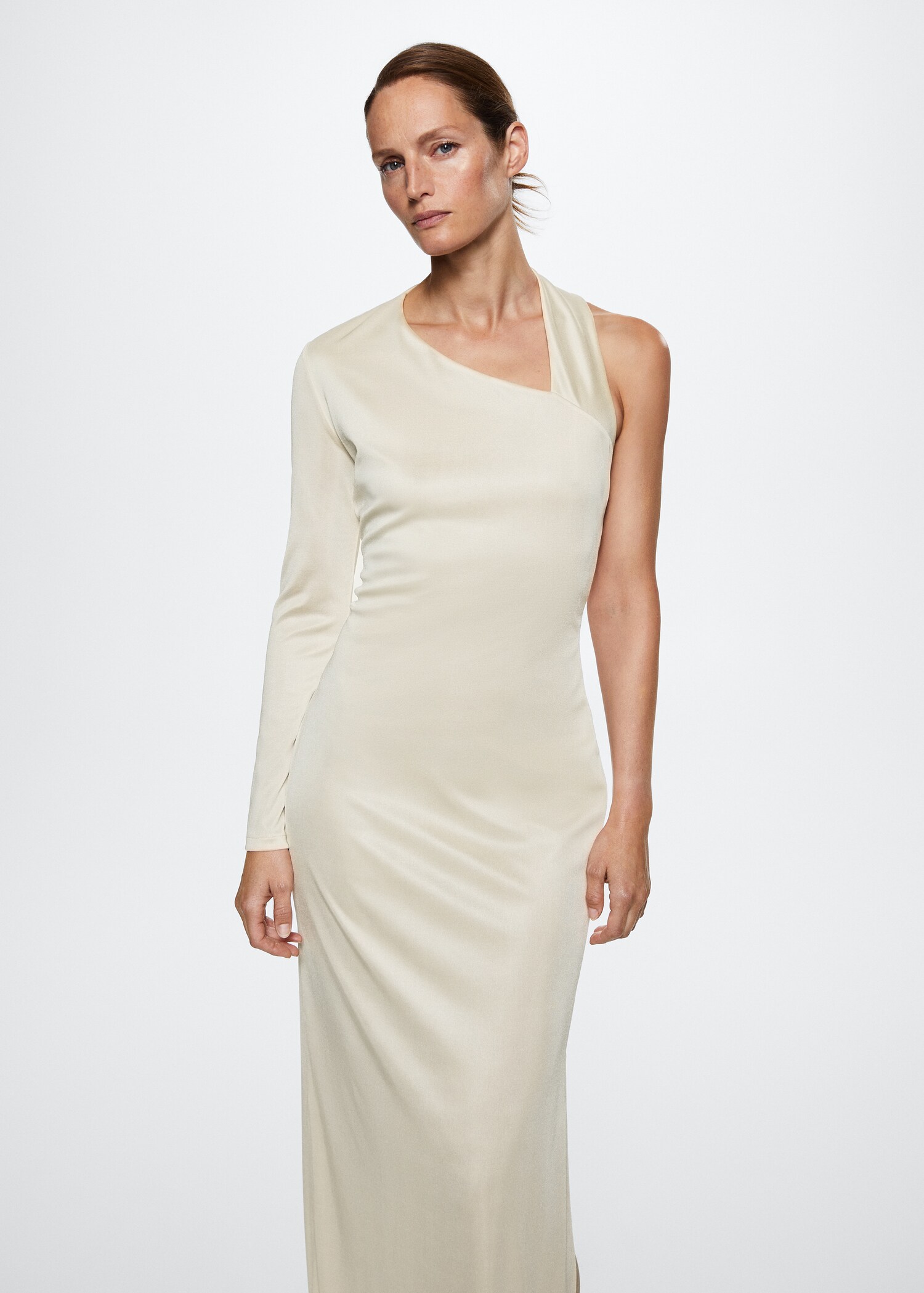 Robe longue asymétrique - Plan moyen