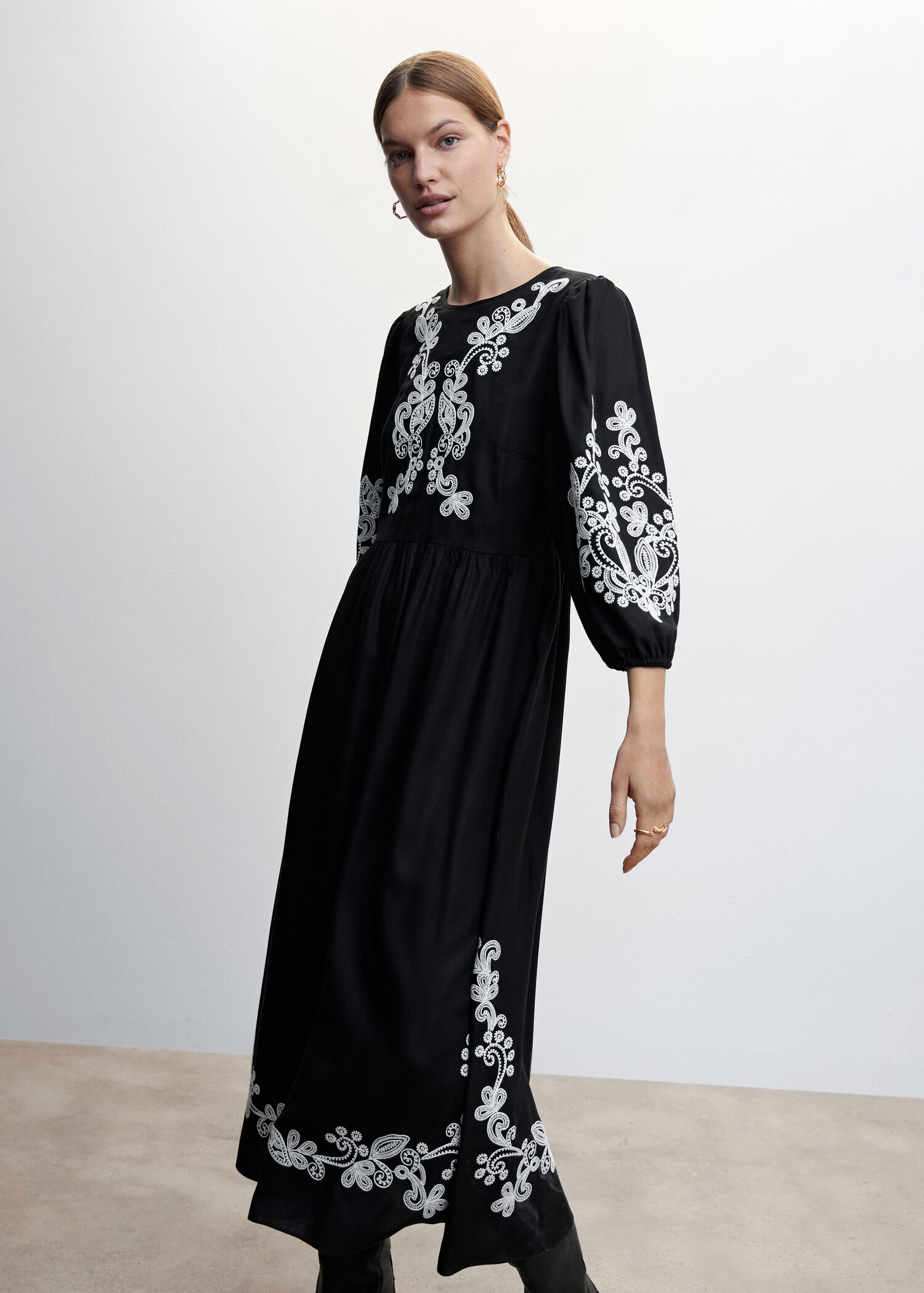 Vestido bordado étnico - Plano medio