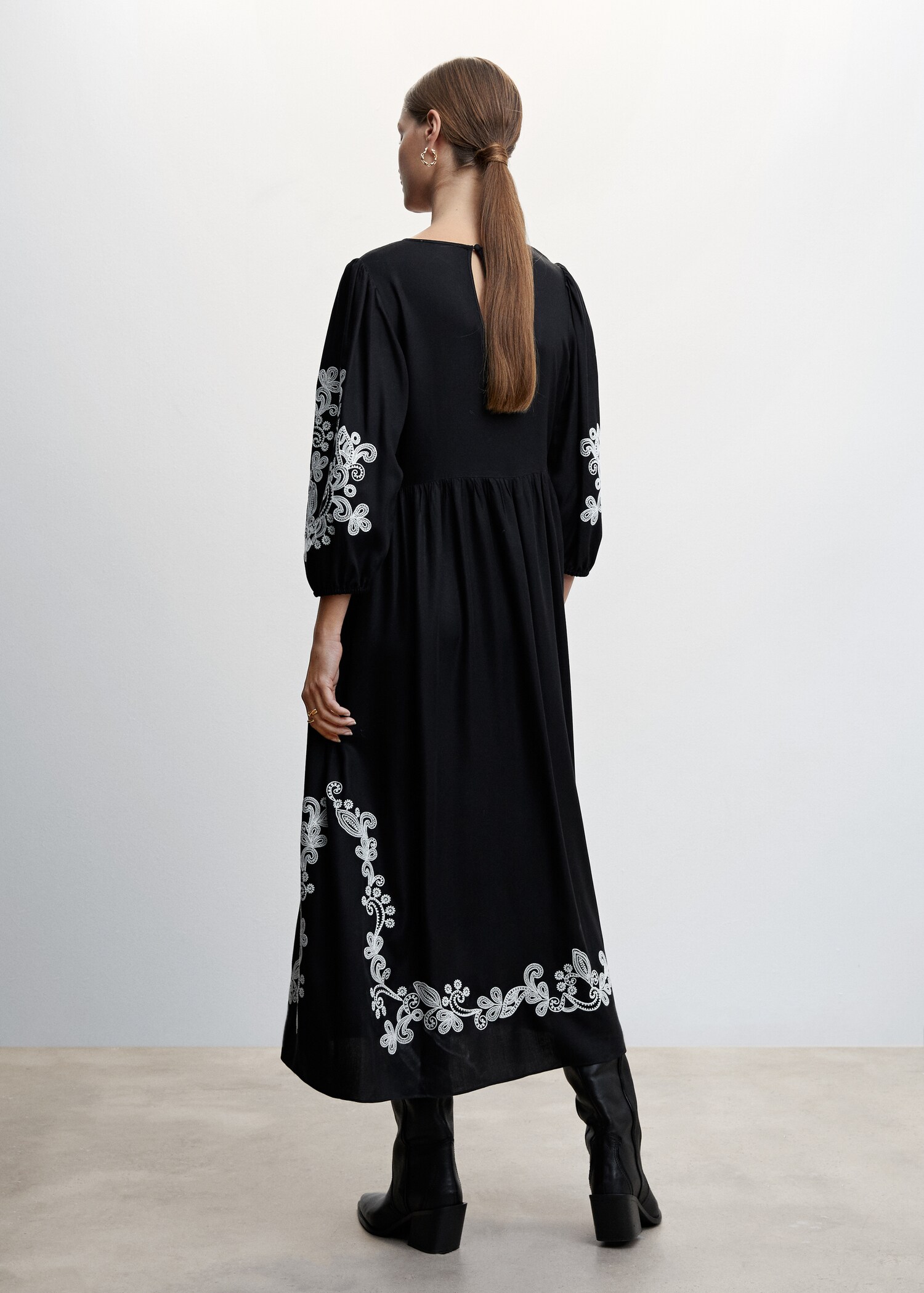 Vestido bordado étnico - Reverso del artículo