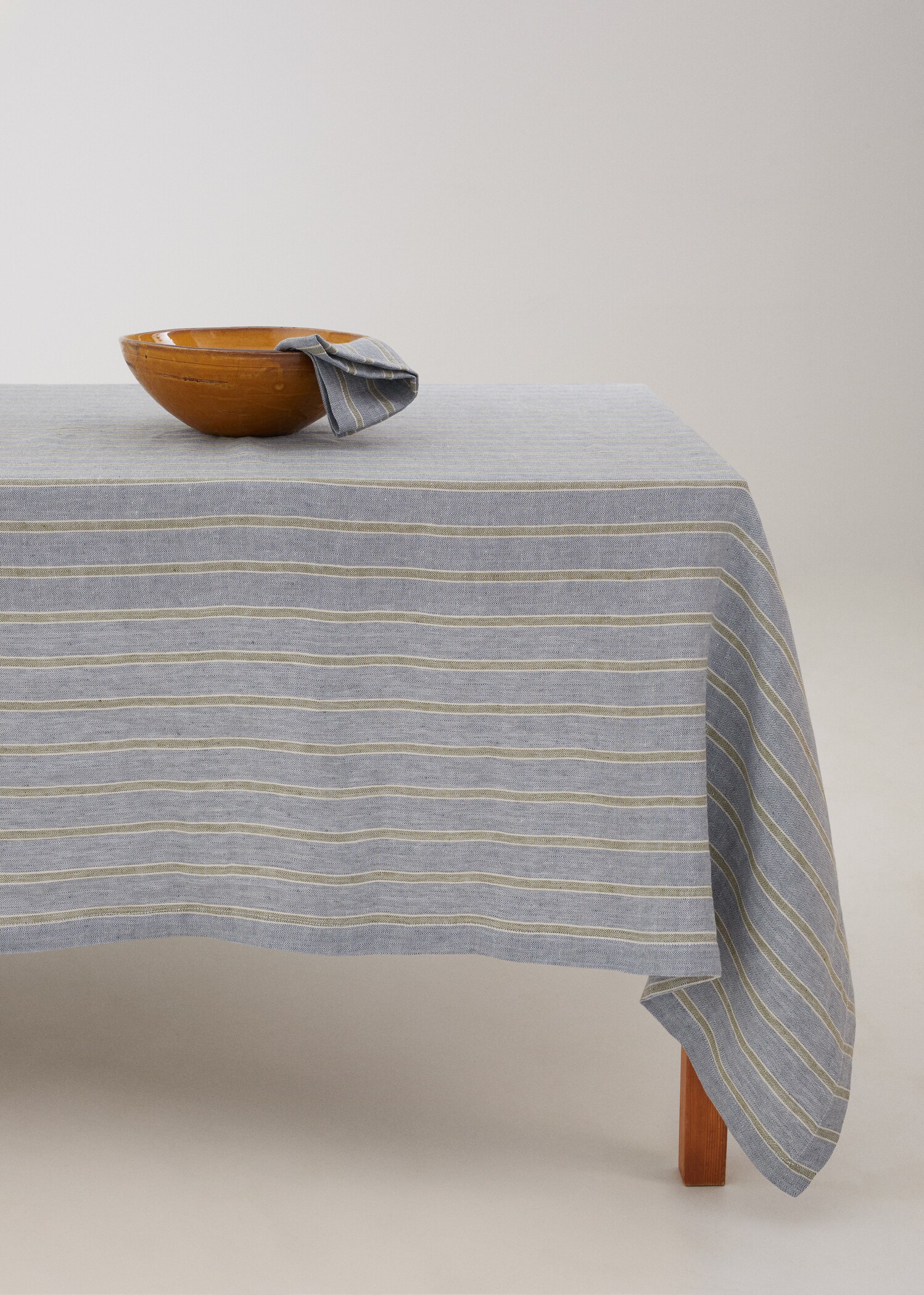 Ubrus s proužky 100% len: 150 x 150 cm - Náhled ve středové rovině