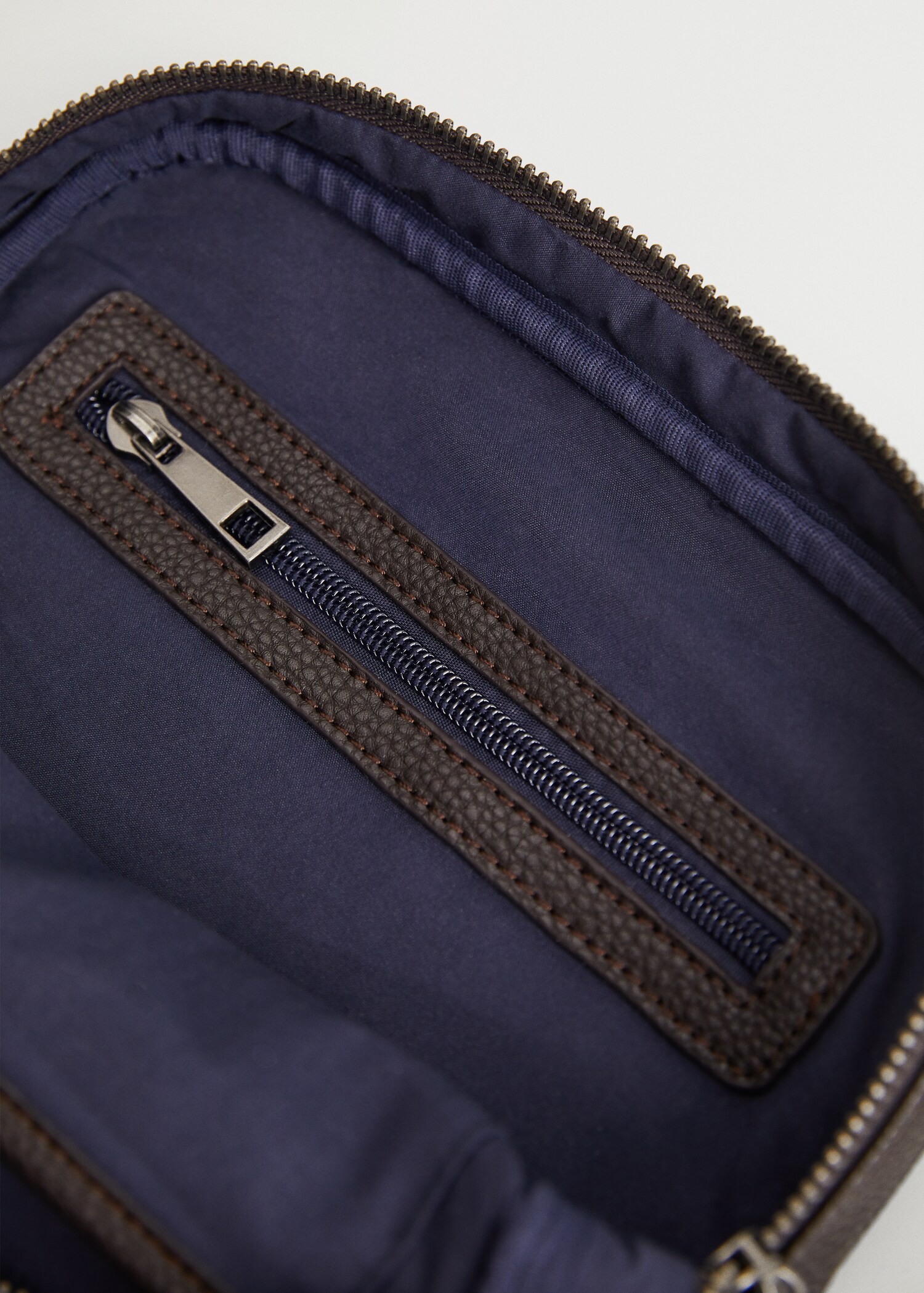 Pebbled crossbody belt bag - Details of the article 2