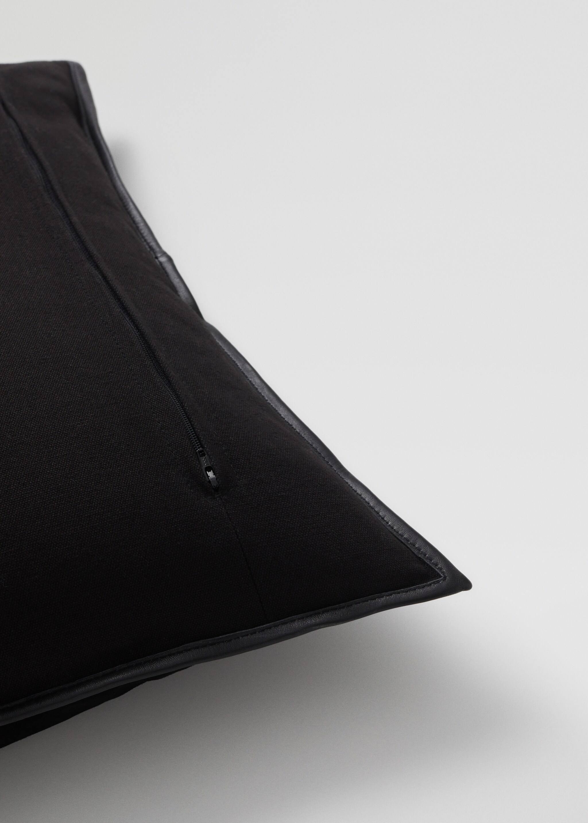 Housse de coussin cuir combiné 60x60 cm - Détail de l'article 2, Noir. Ref: 37115950-00.